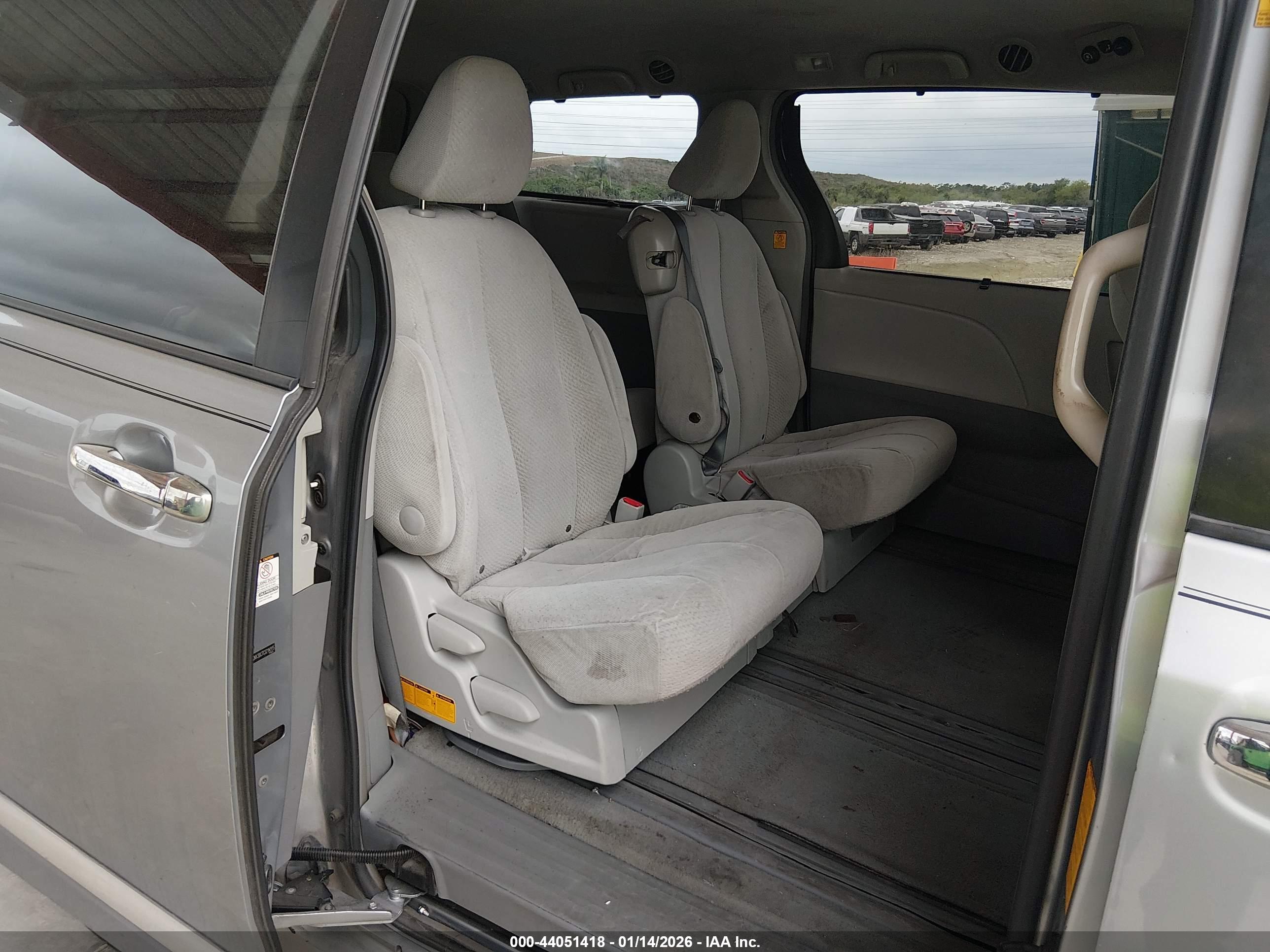 TOYOTA SIENNA image 8