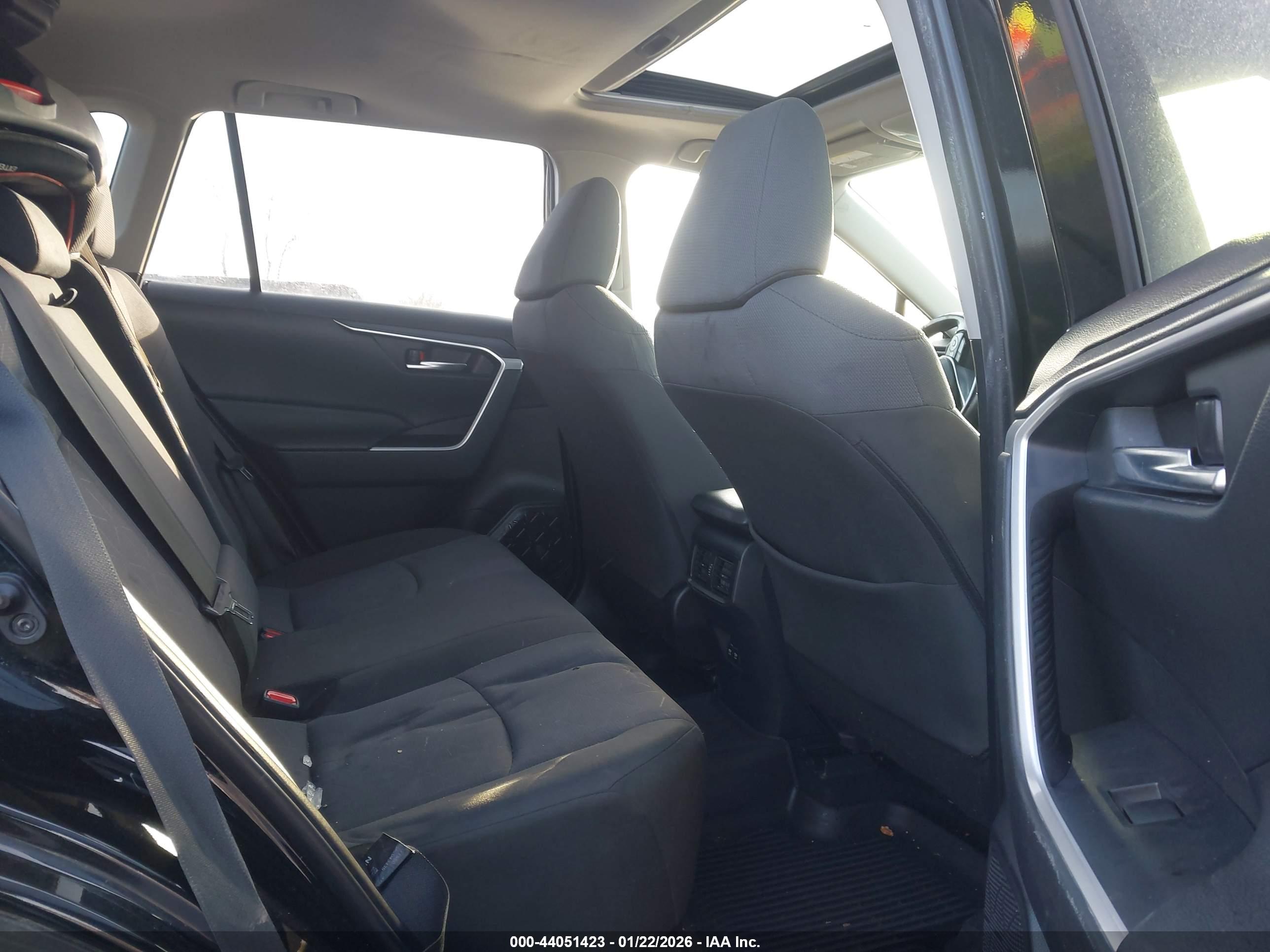 TOYOTA RAV4 image 8