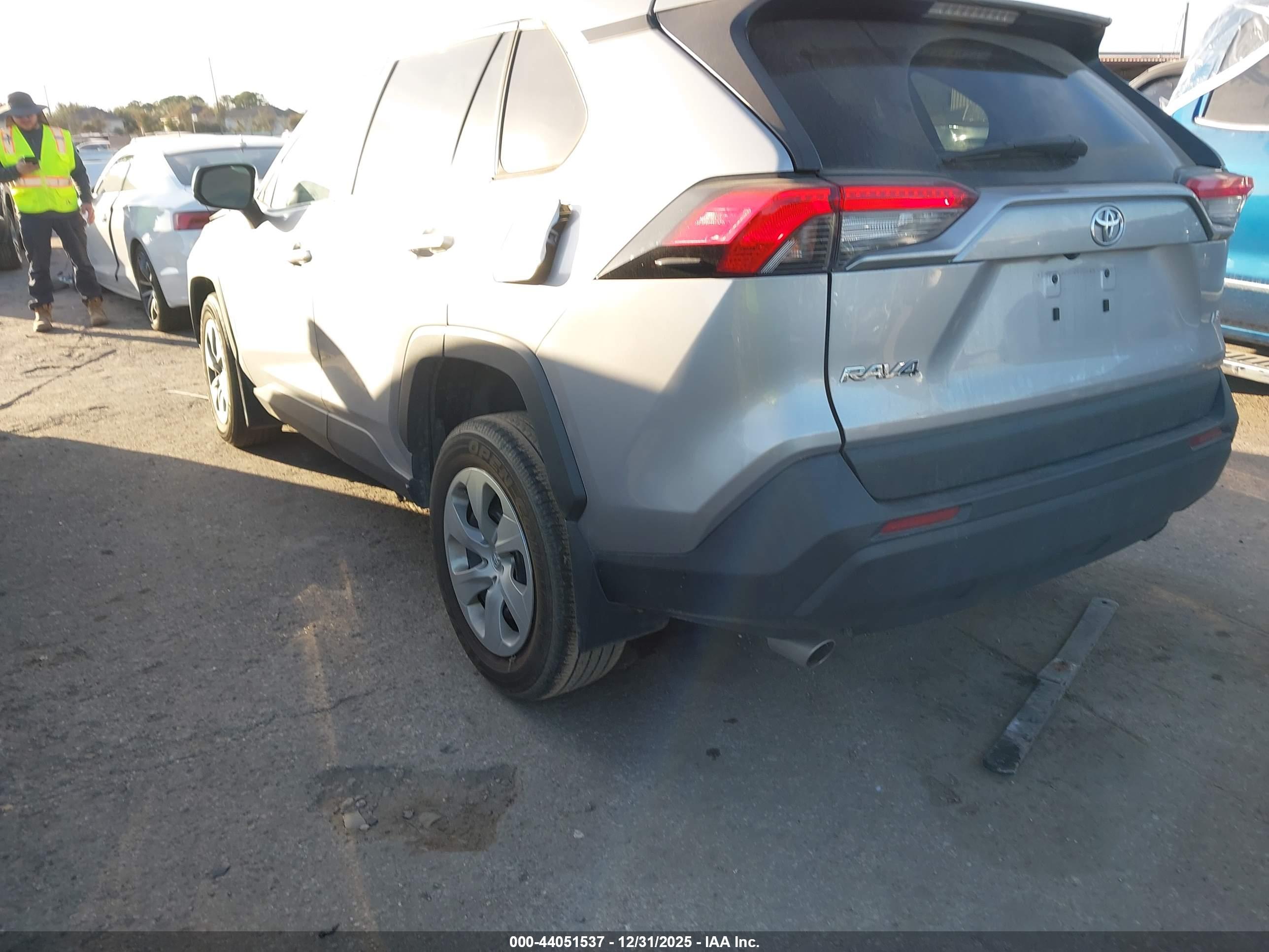 TOYOTA RAV4 image 3