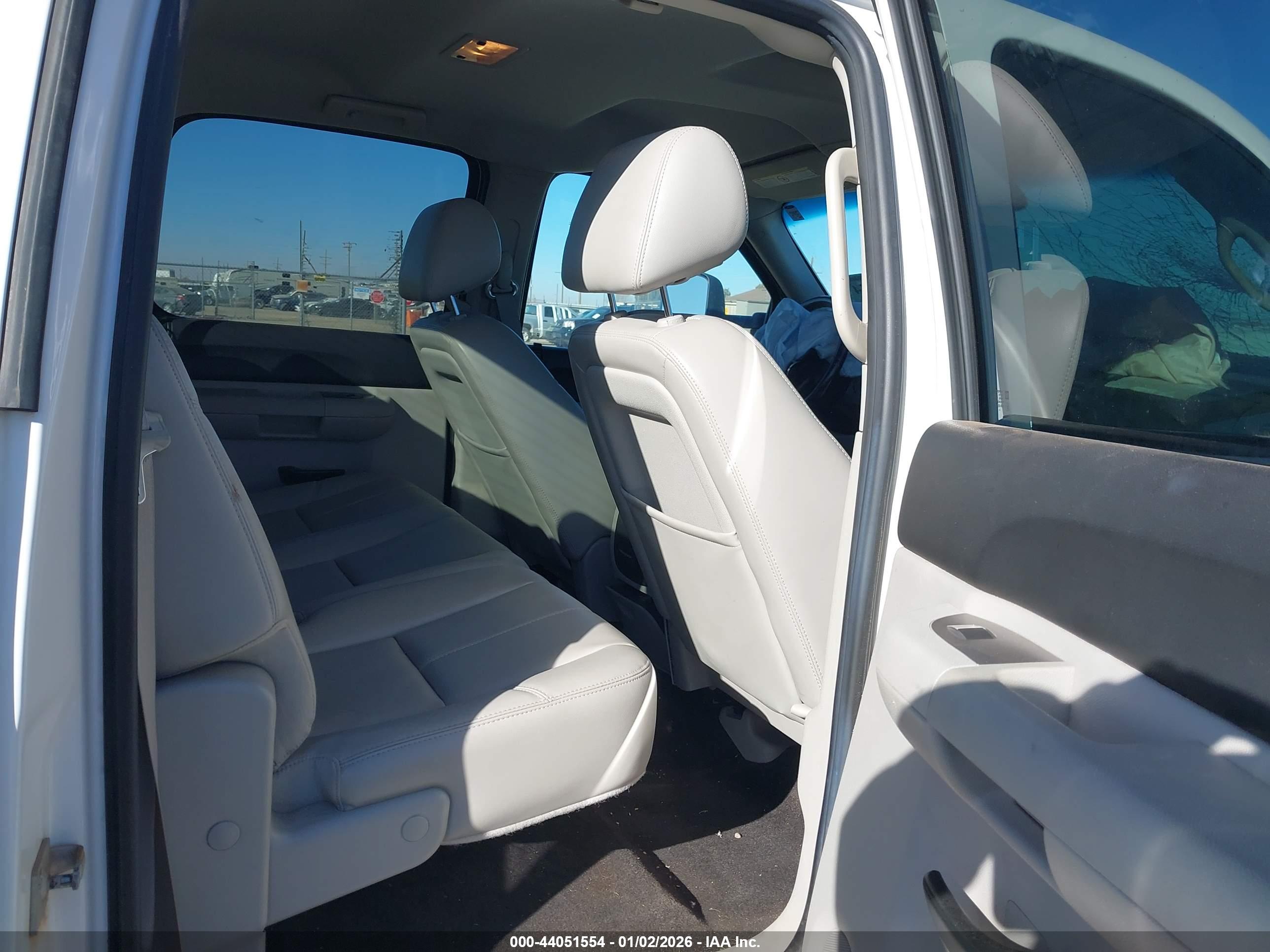 CHEVROLET SILVERADO image 8