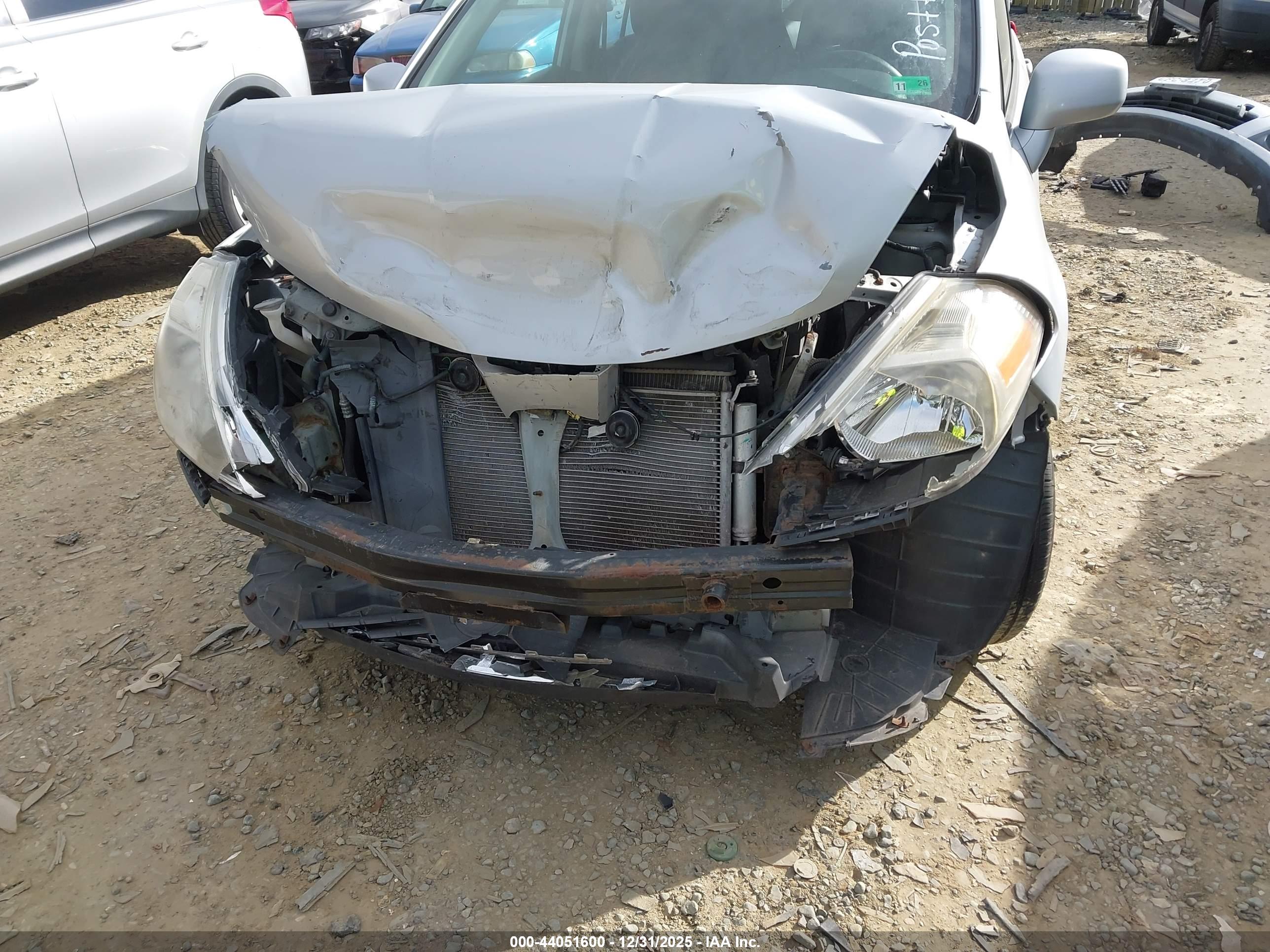NISSAN VERSA image 6