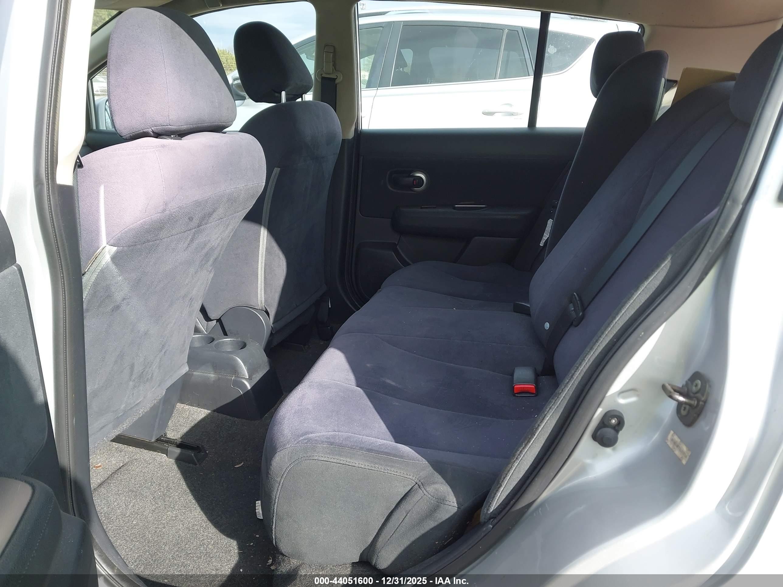 NISSAN VERSA image 8