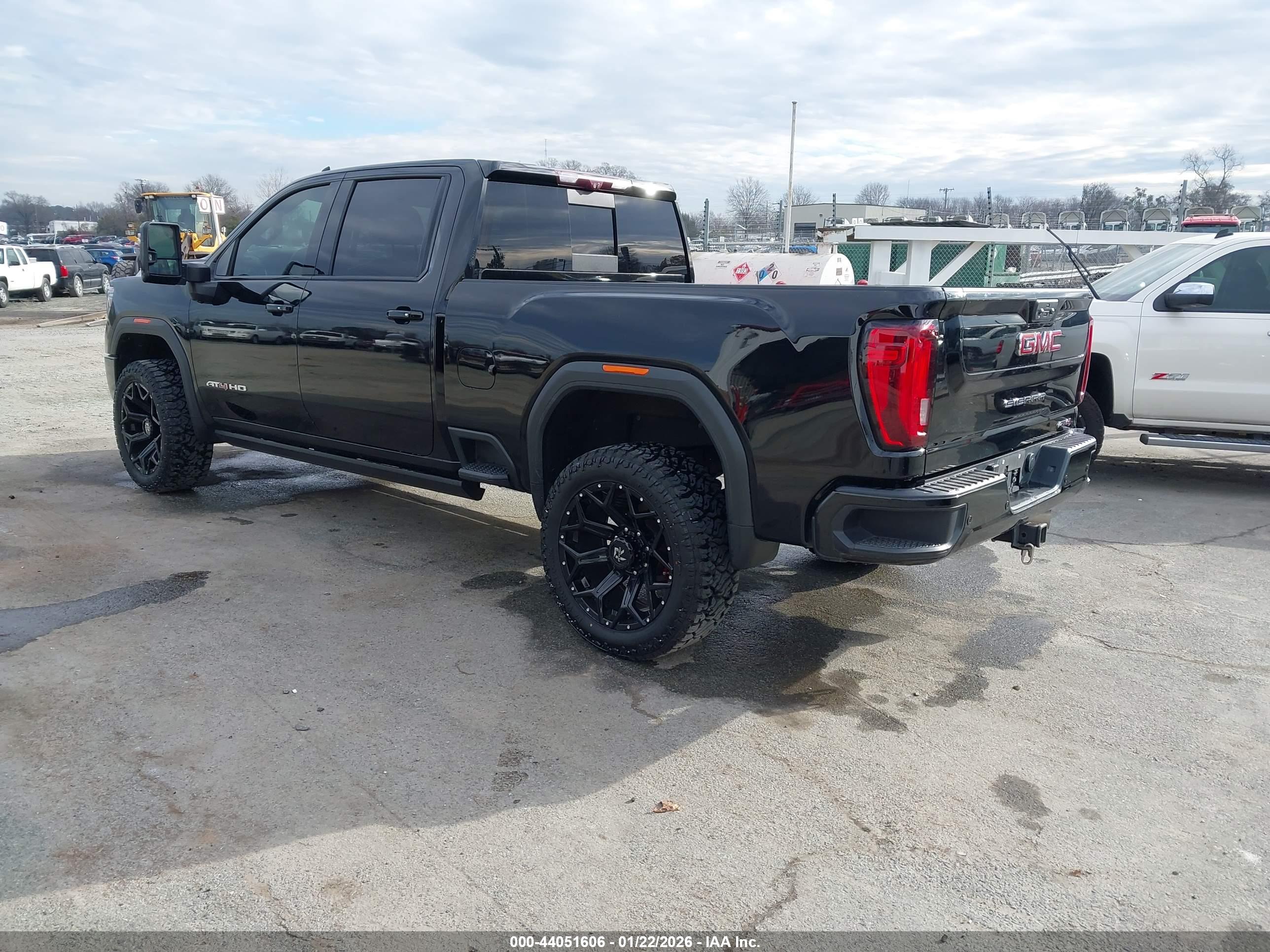GMC SIERRA image 3