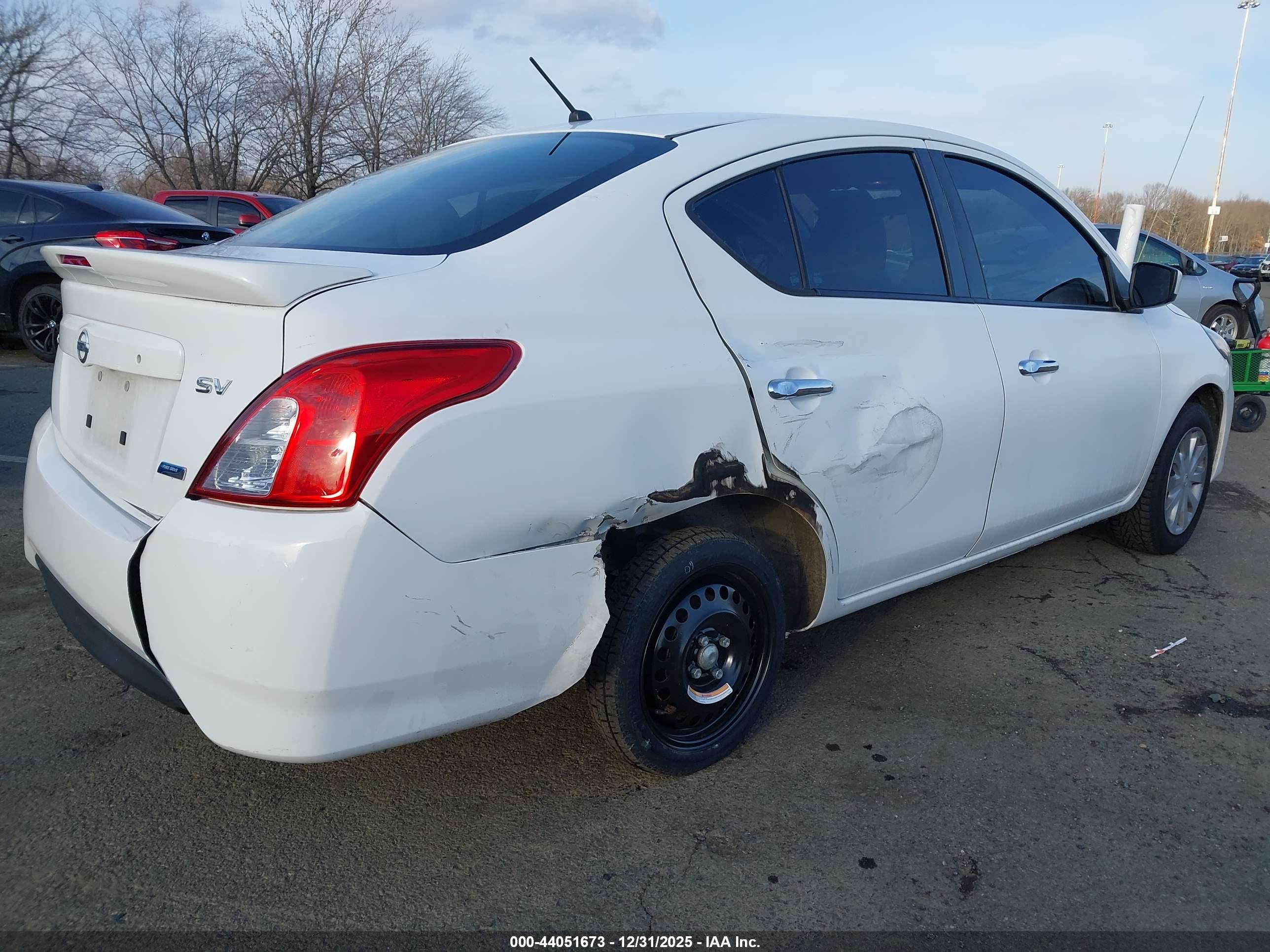 NISSAN VERSA image 4