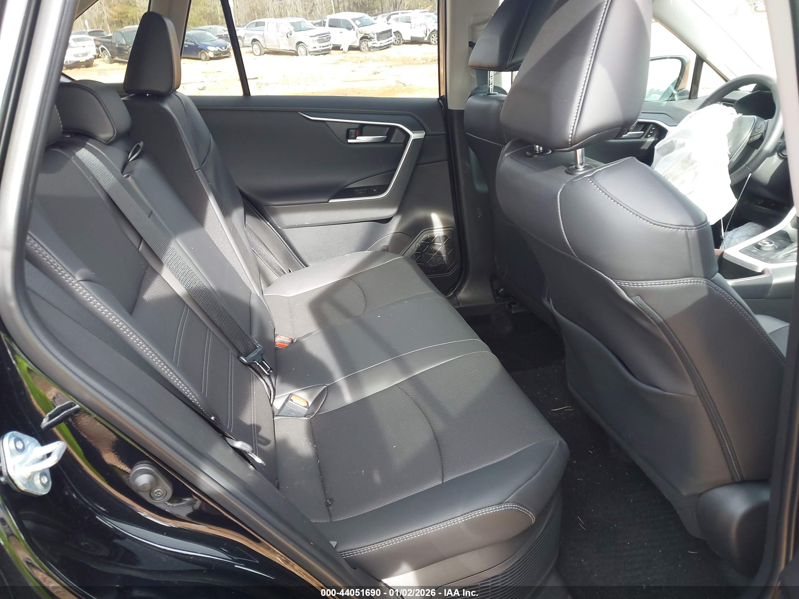 TOYOTA RAV4 image 8