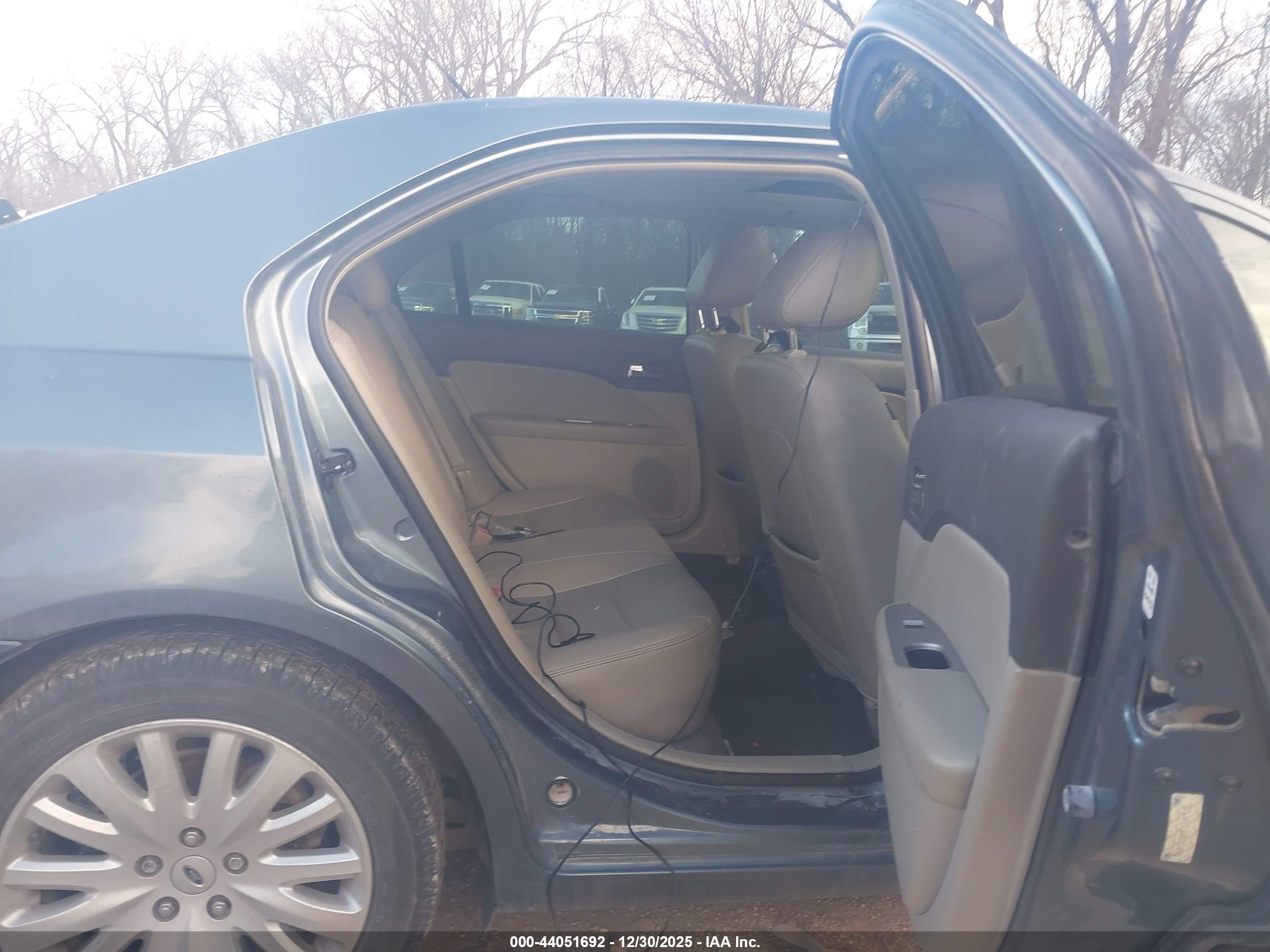 FORD FUSION image 8