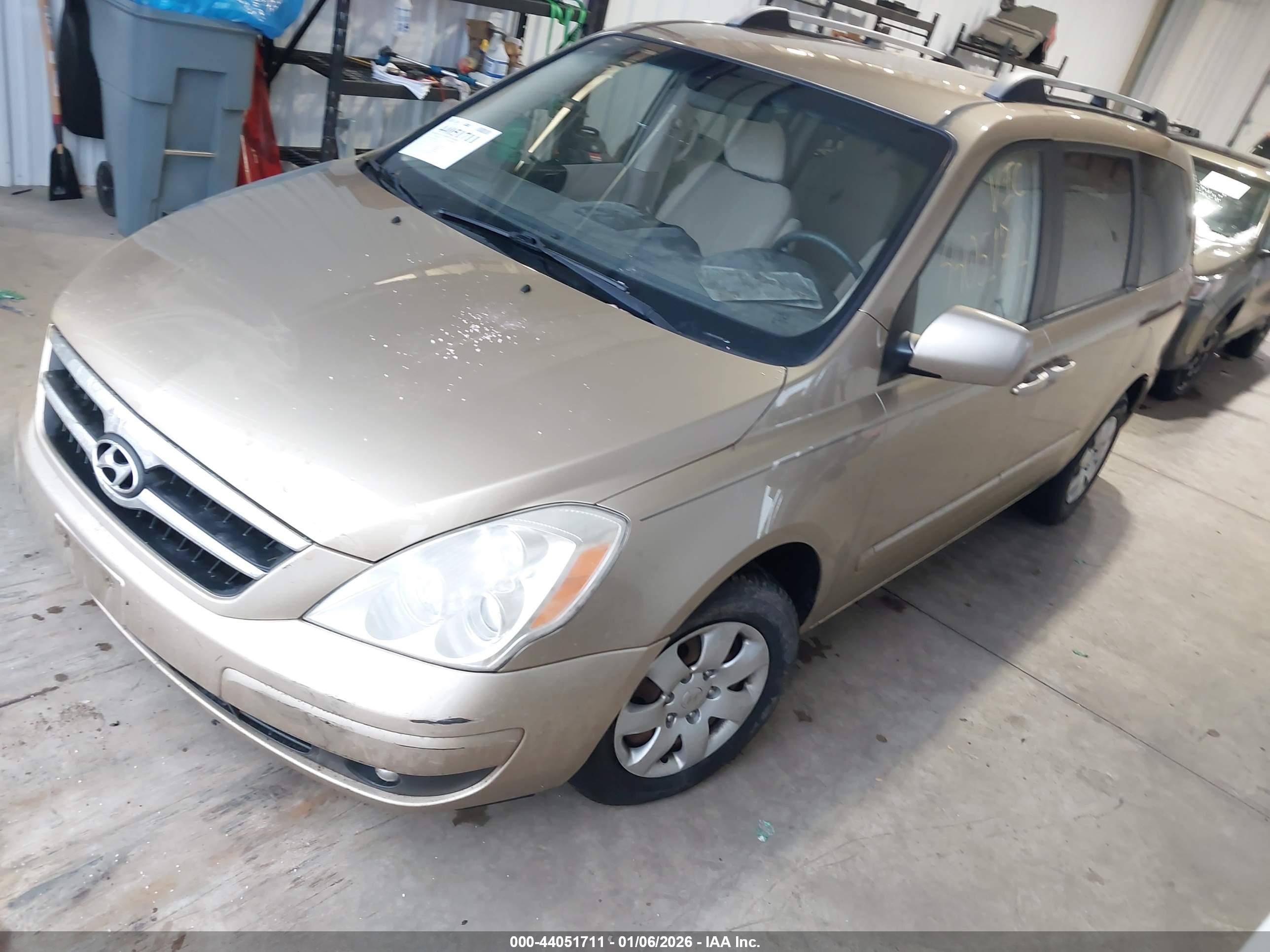 HYUNDAI ENTOURAGE image 2