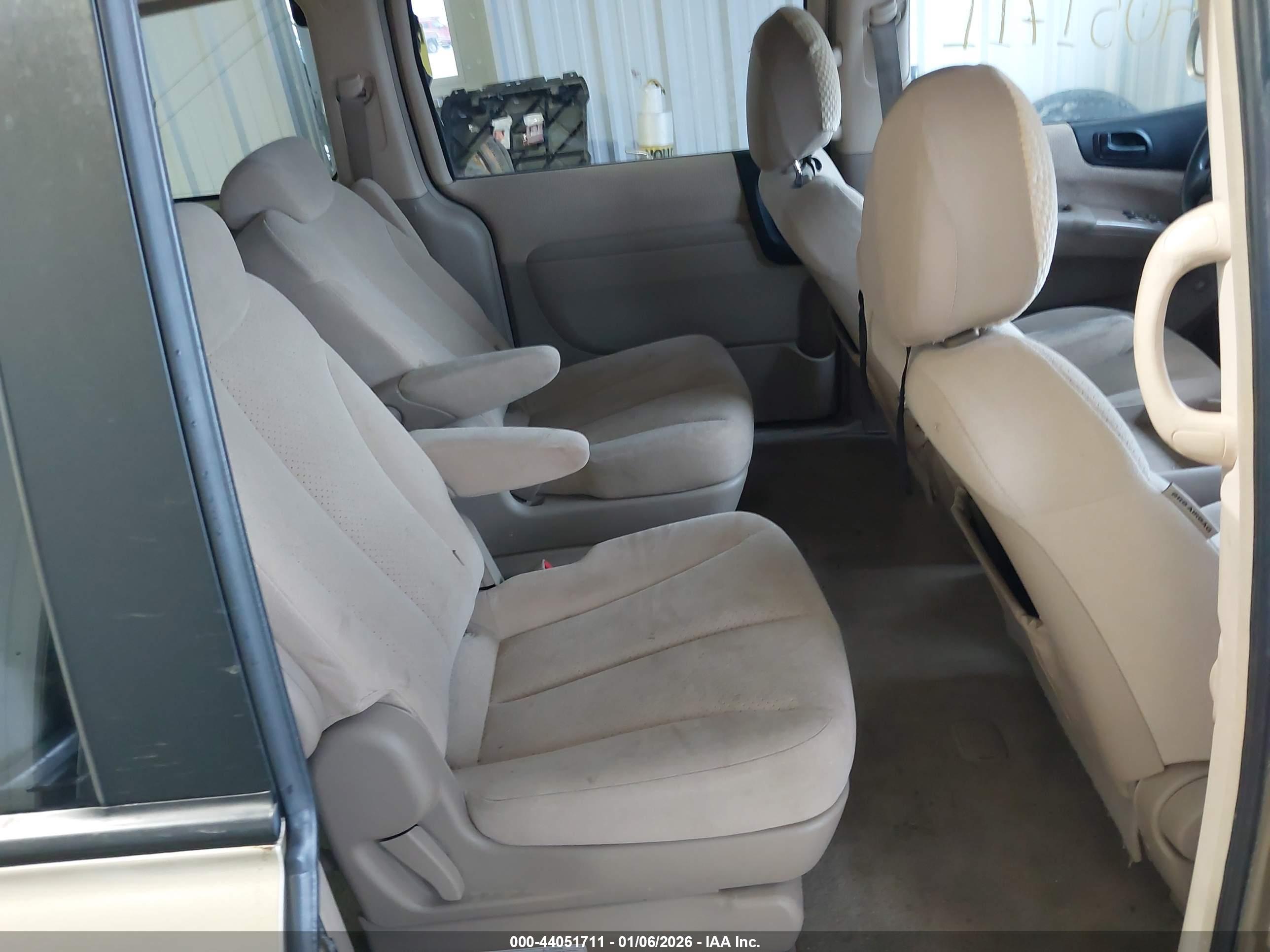 HYUNDAI ENTOURAGE image 8