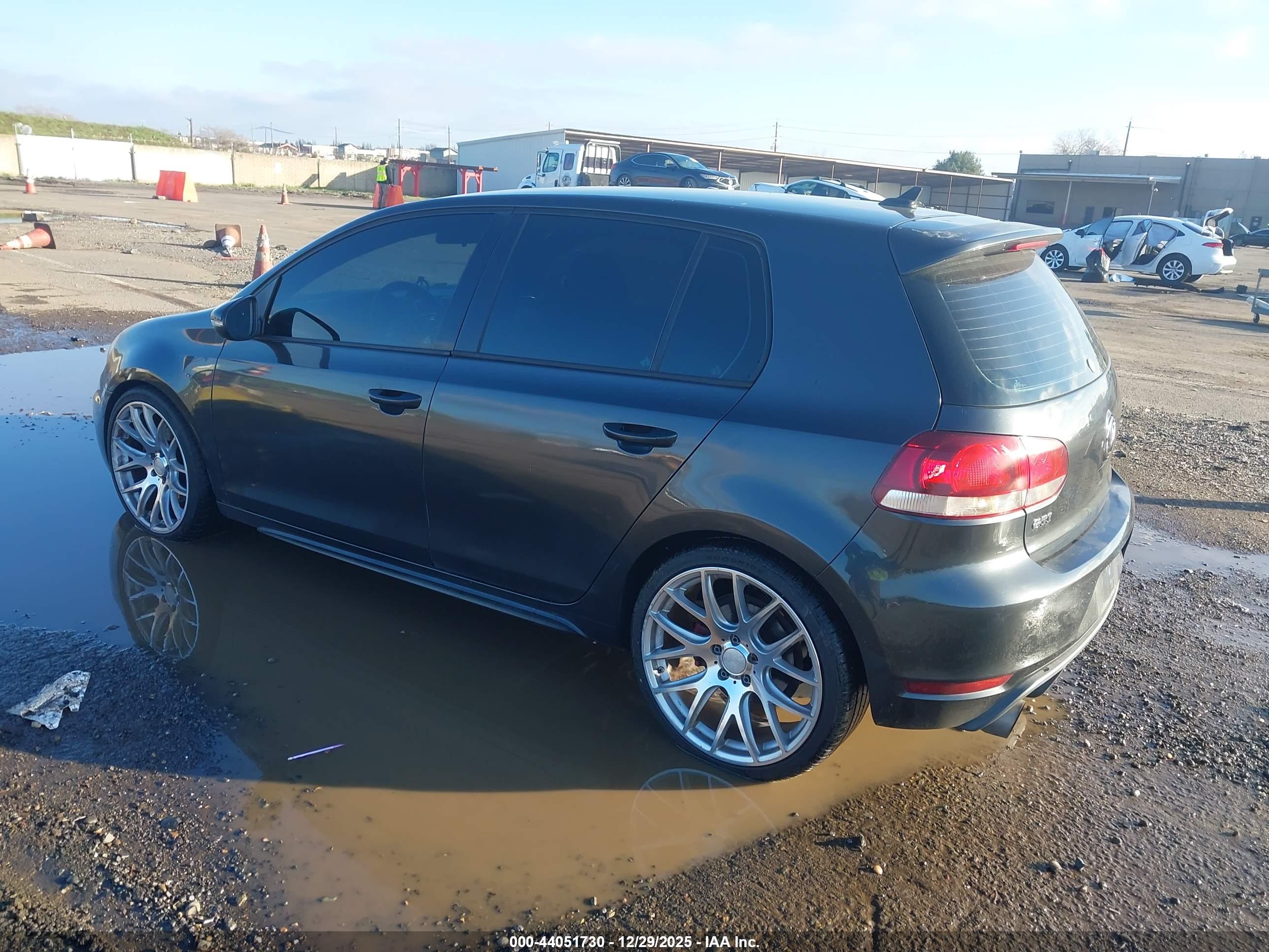 VOLKSWAGEN GTI image 3