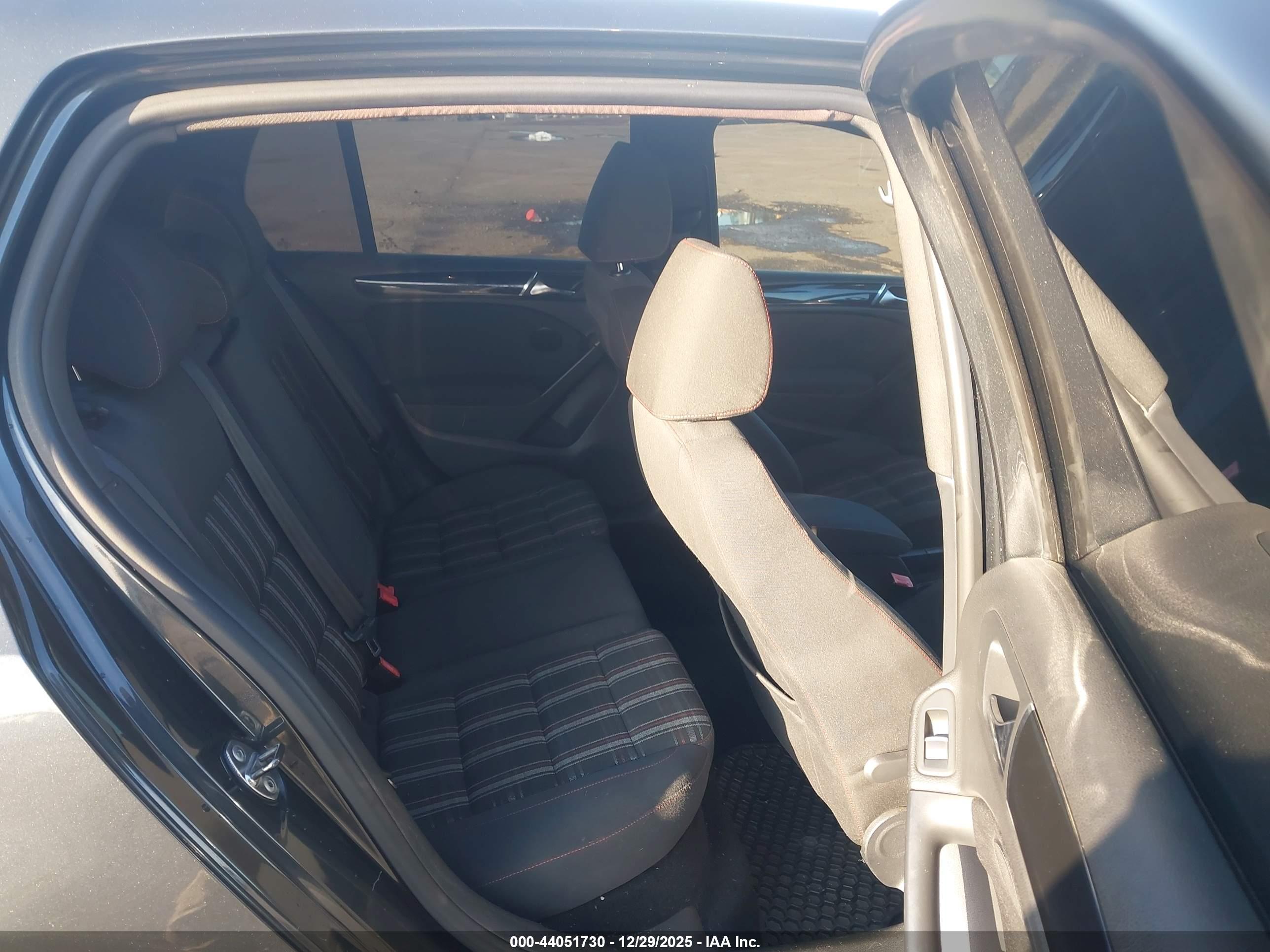 VOLKSWAGEN GTI image 8