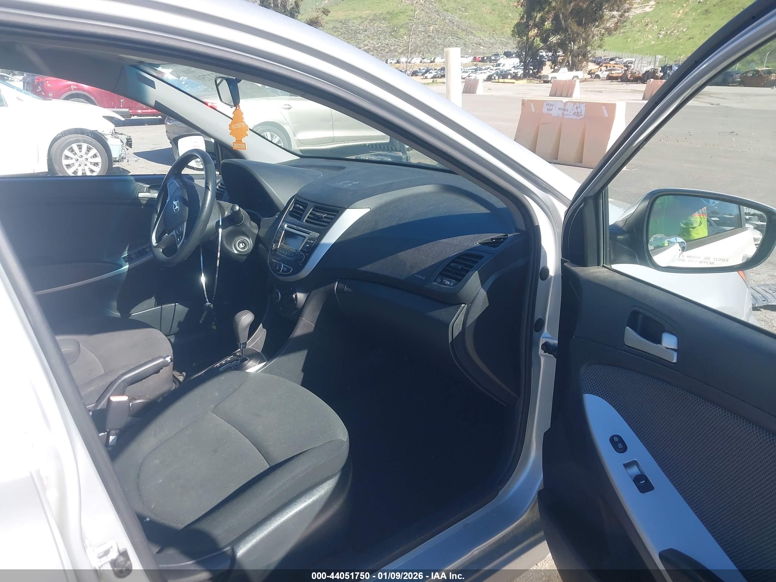 HYUNDAI ACCENT image 5