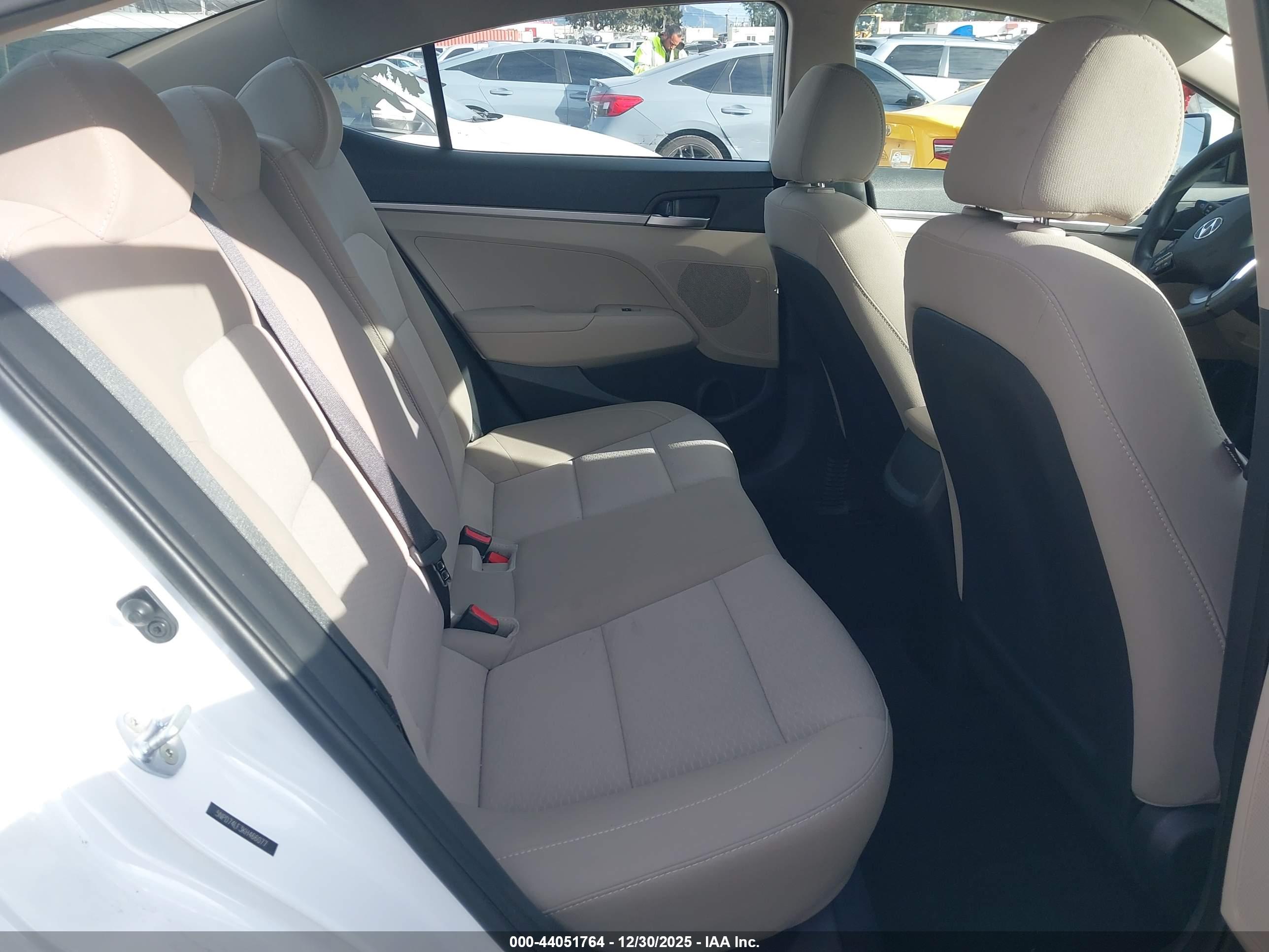 HYUNDAI ELANTRA image 8