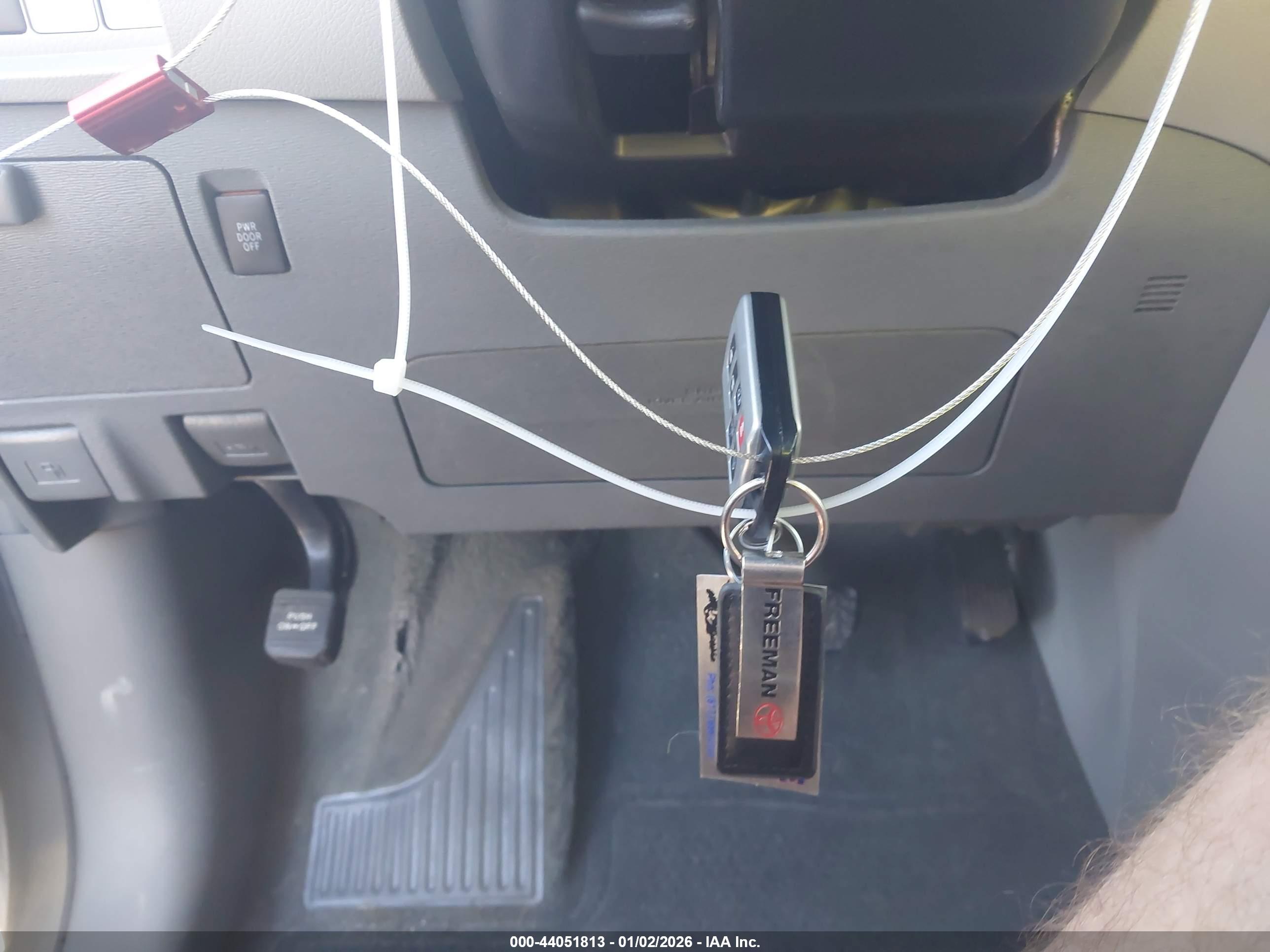 TOYOTA SIENNA image 11
