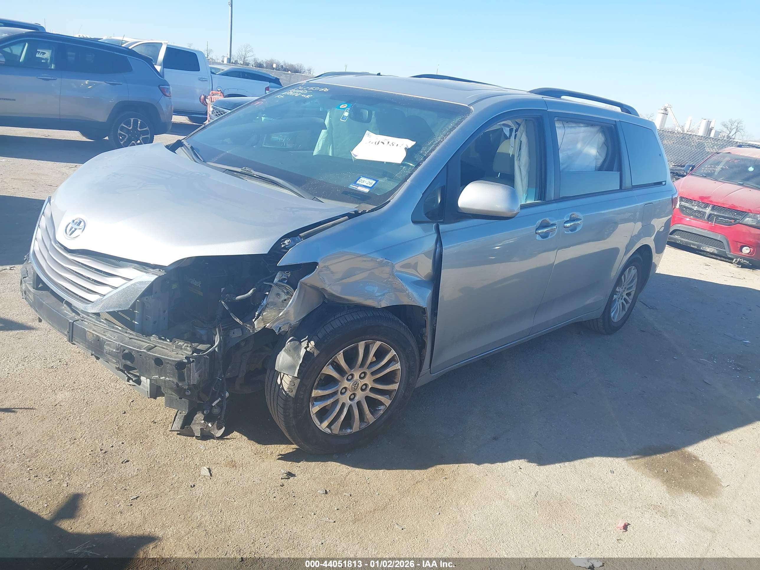 TOYOTA SIENNA image 2