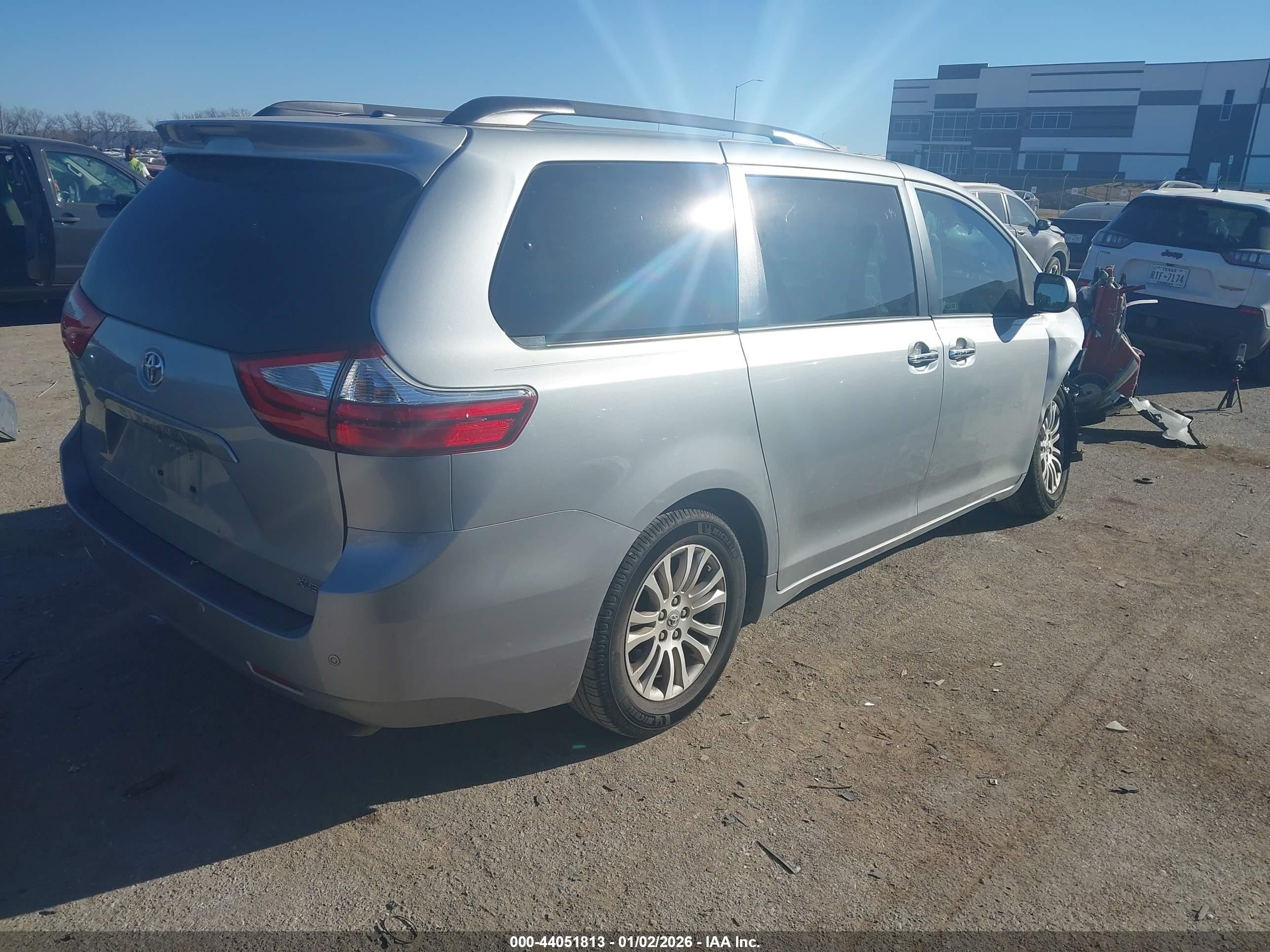 TOYOTA SIENNA image 4