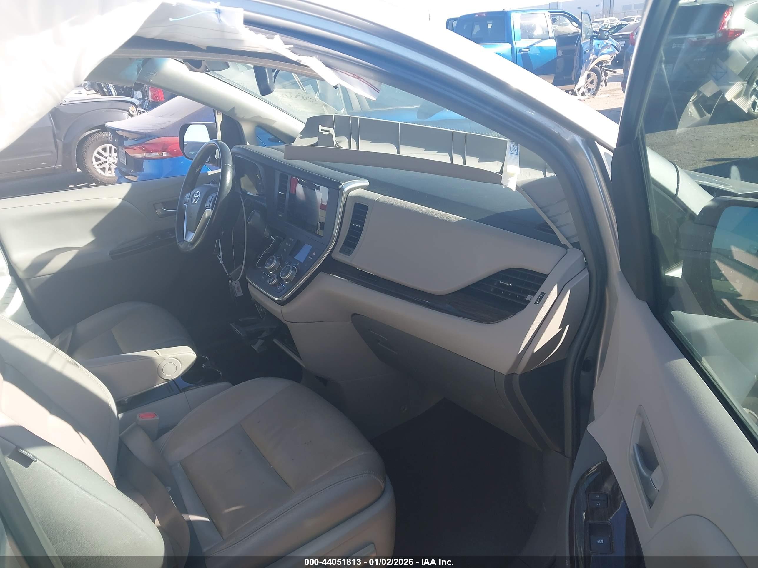 TOYOTA SIENNA image 5