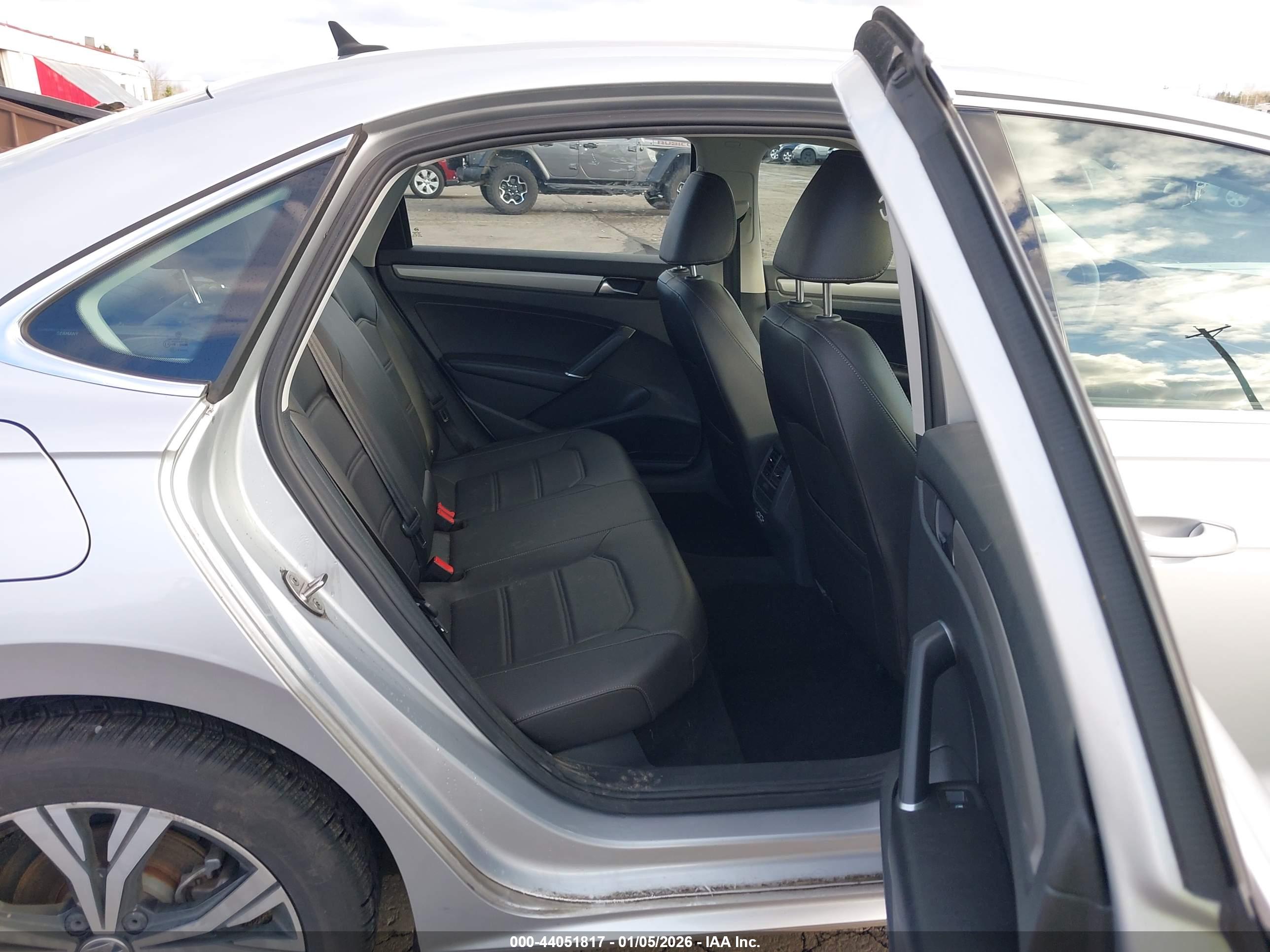 VOLKSWAGEN PASSAT image 8