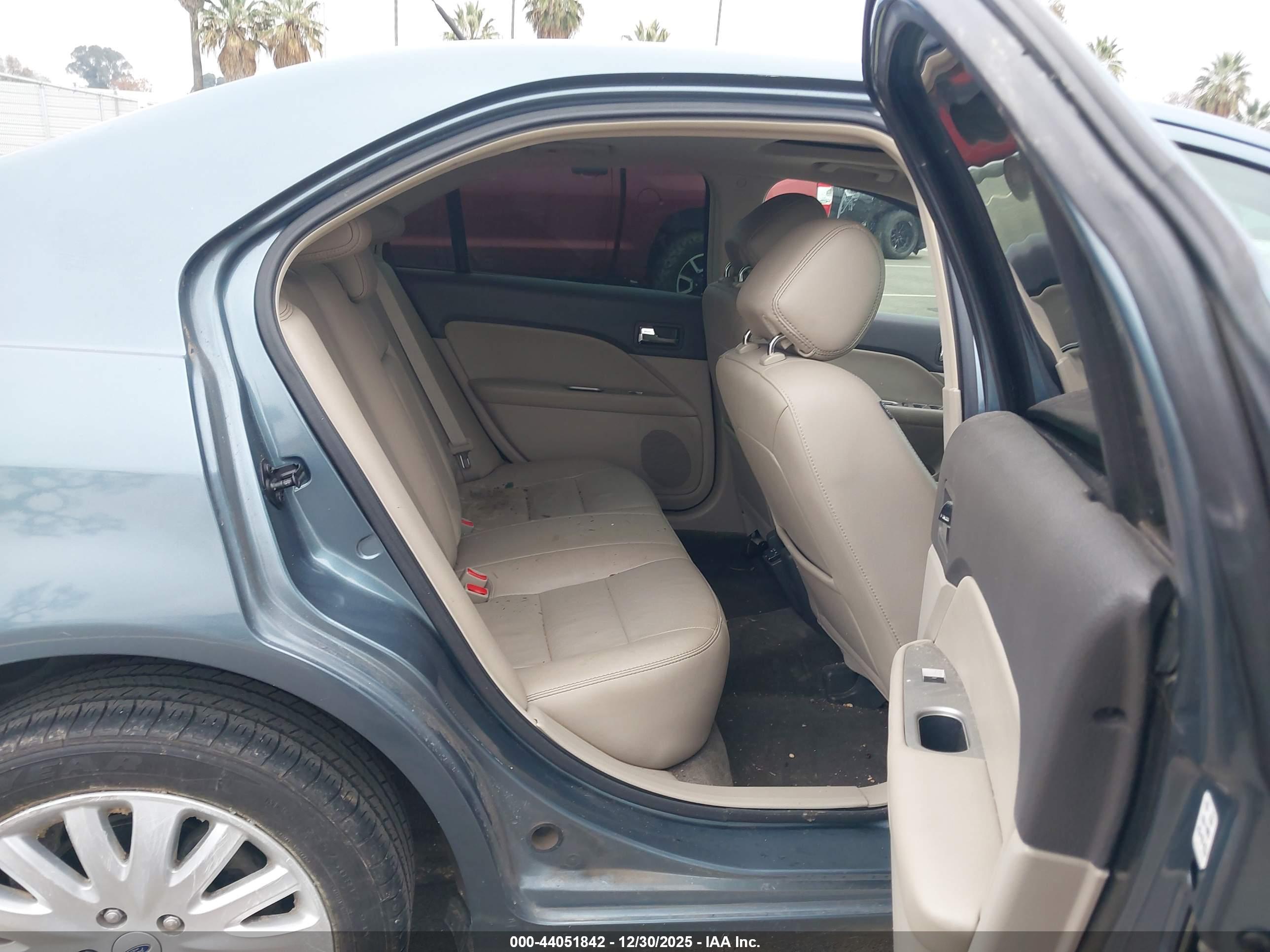 FORD FUSION image 8