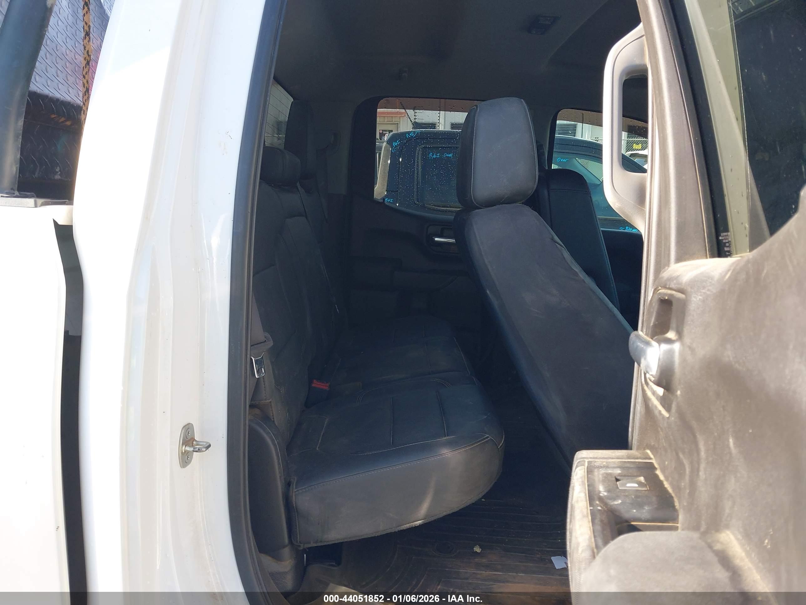 CHEVROLET SILVERADO image 8