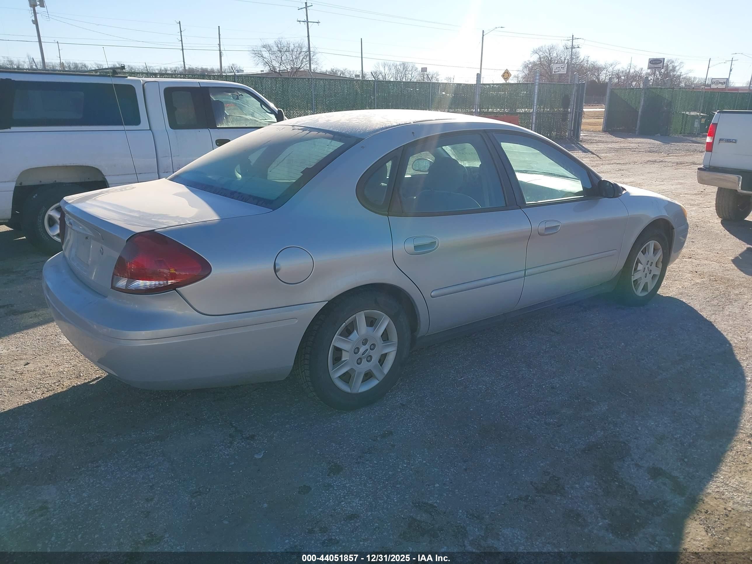 FORD TAURUS image 4