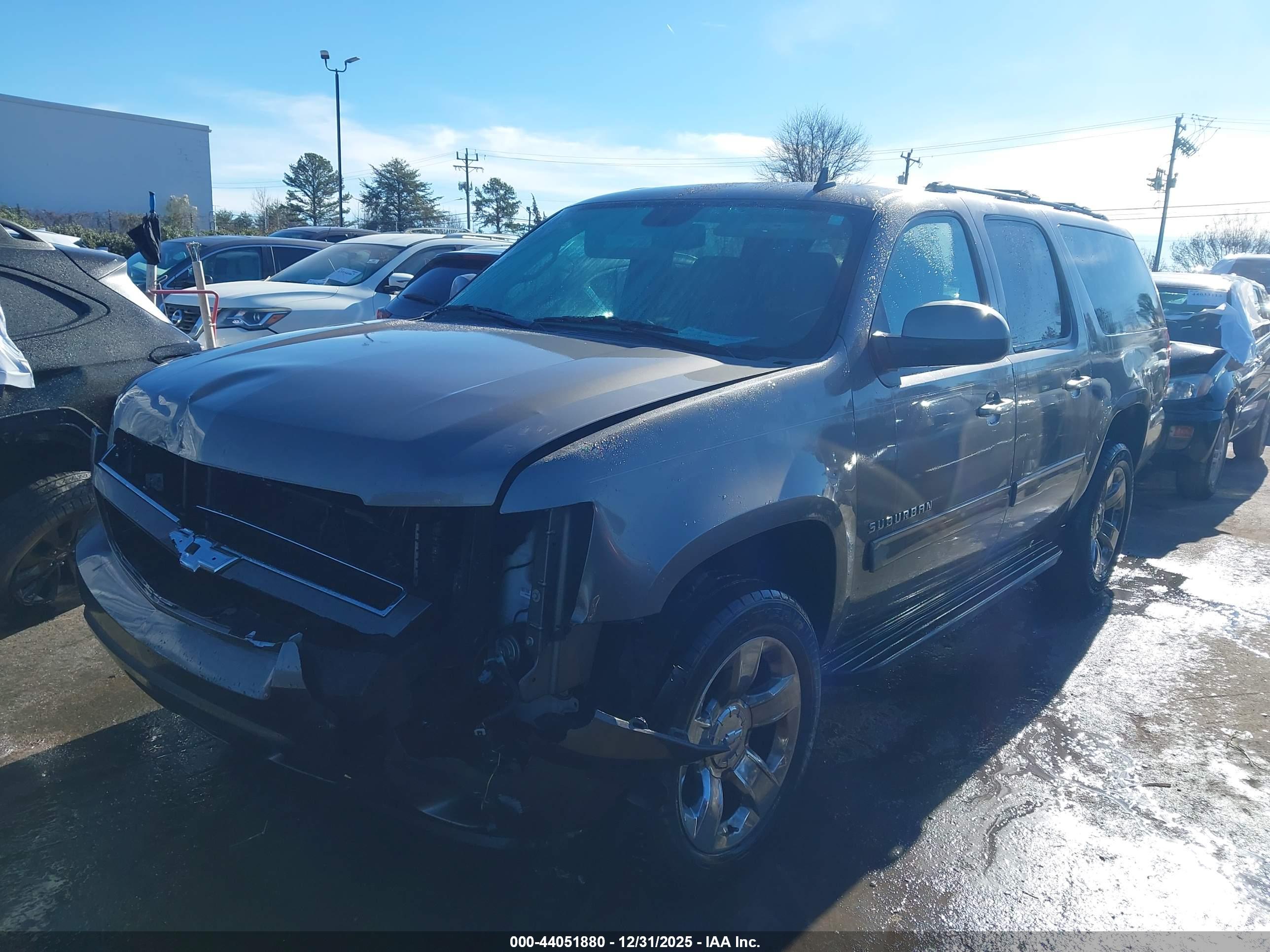 CHEVROLET SUBURBAN image 2