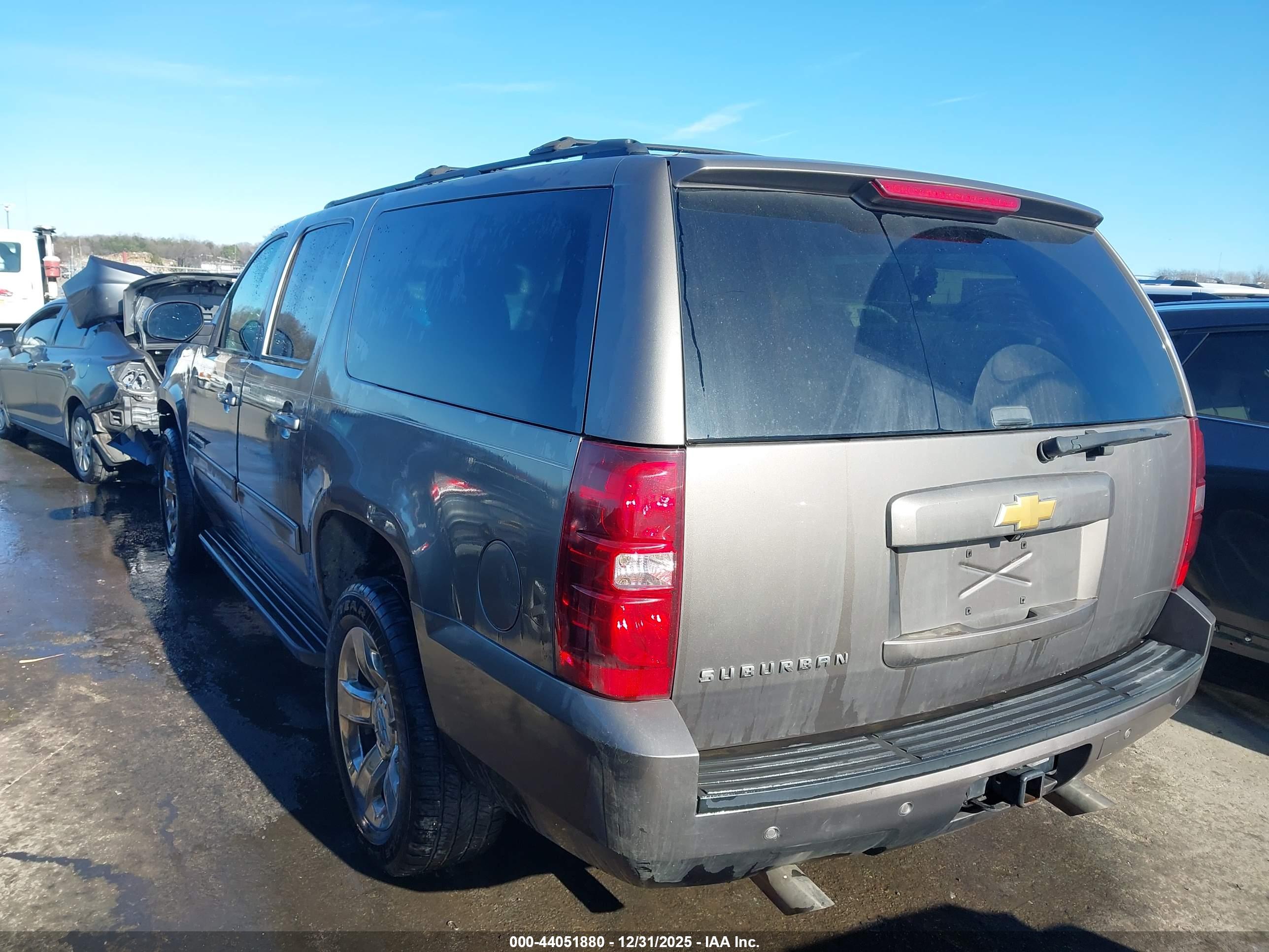 CHEVROLET SUBURBAN image 3