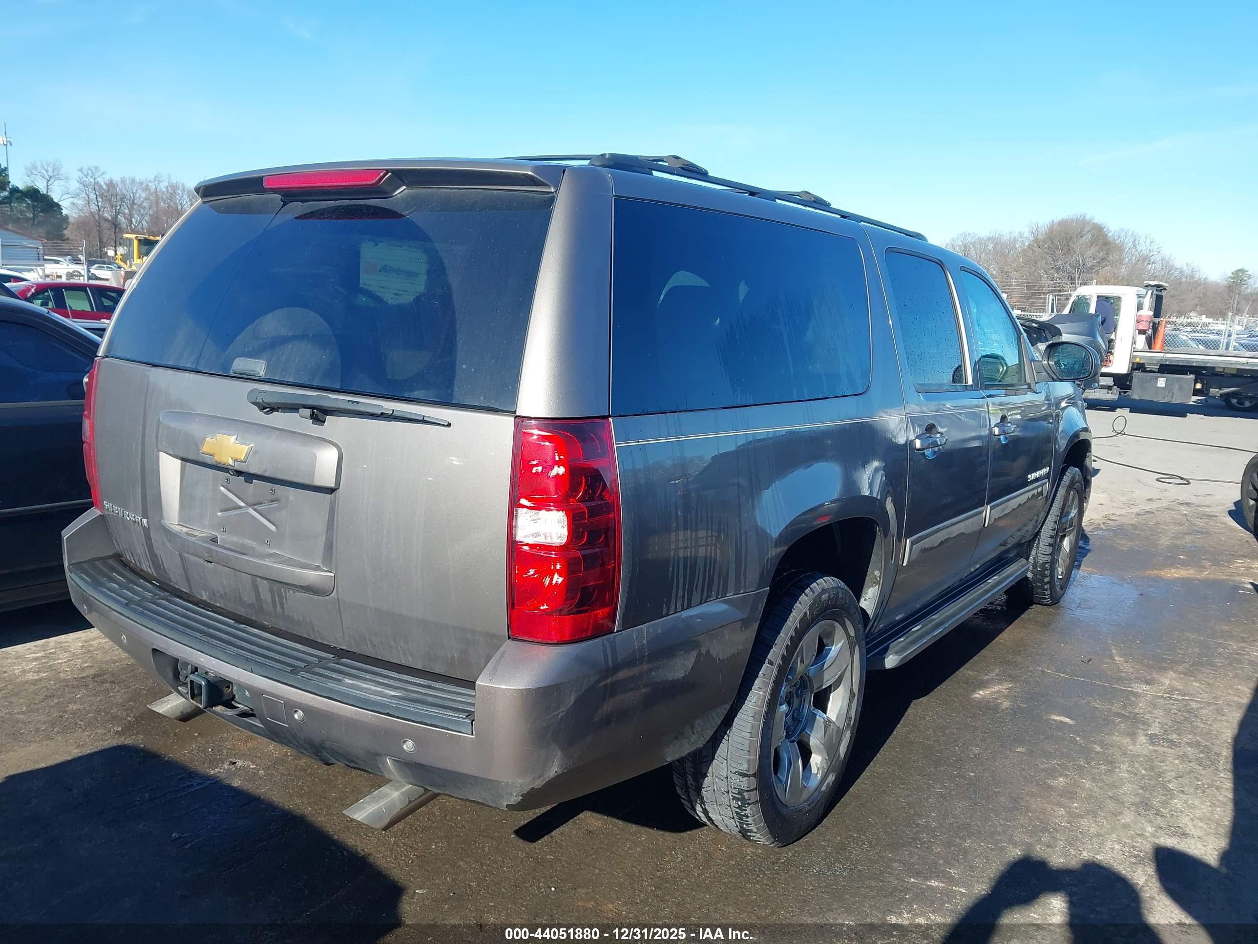 CHEVROLET SUBURBAN image 4