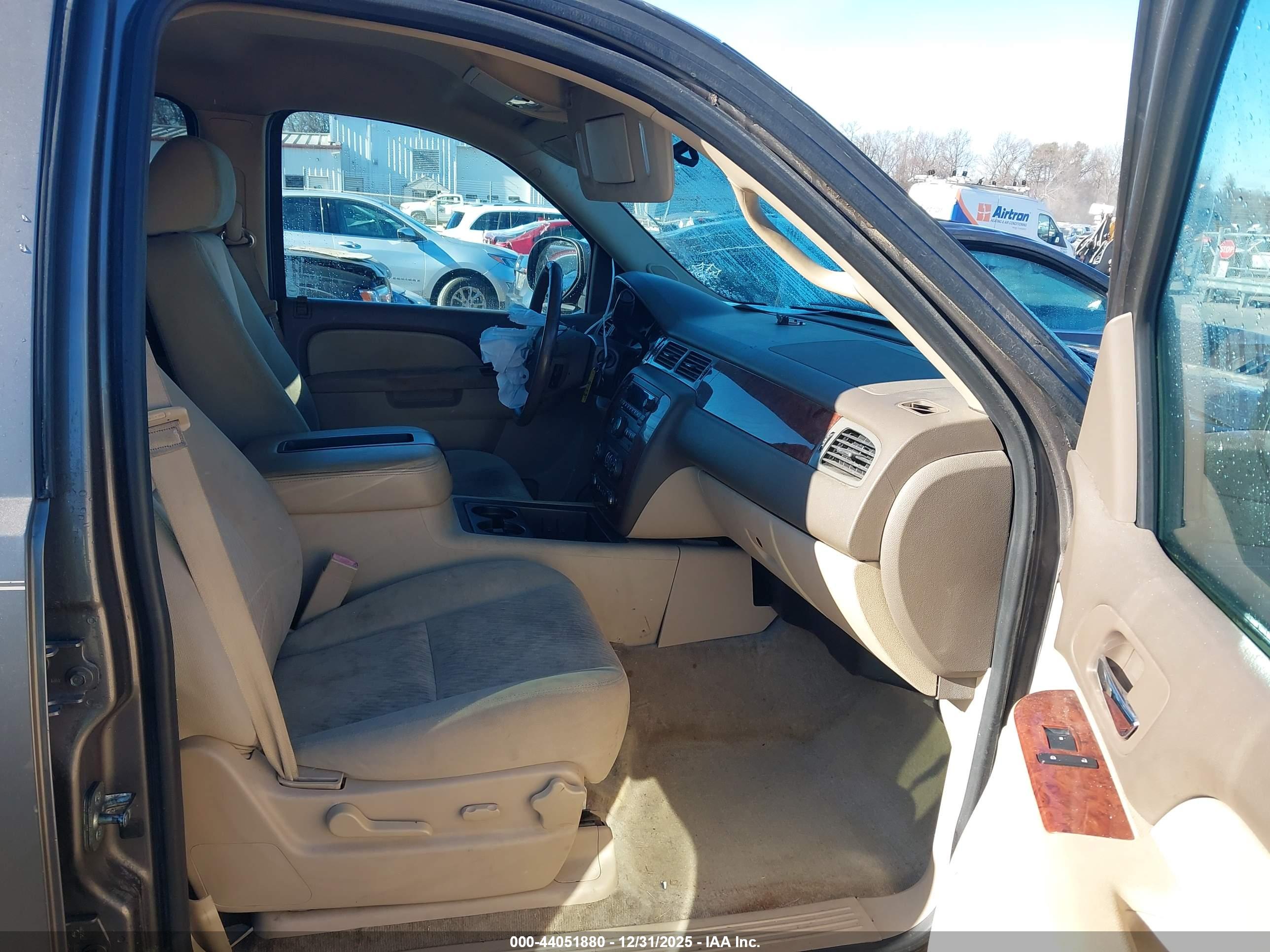 CHEVROLET SUBURBAN image 5