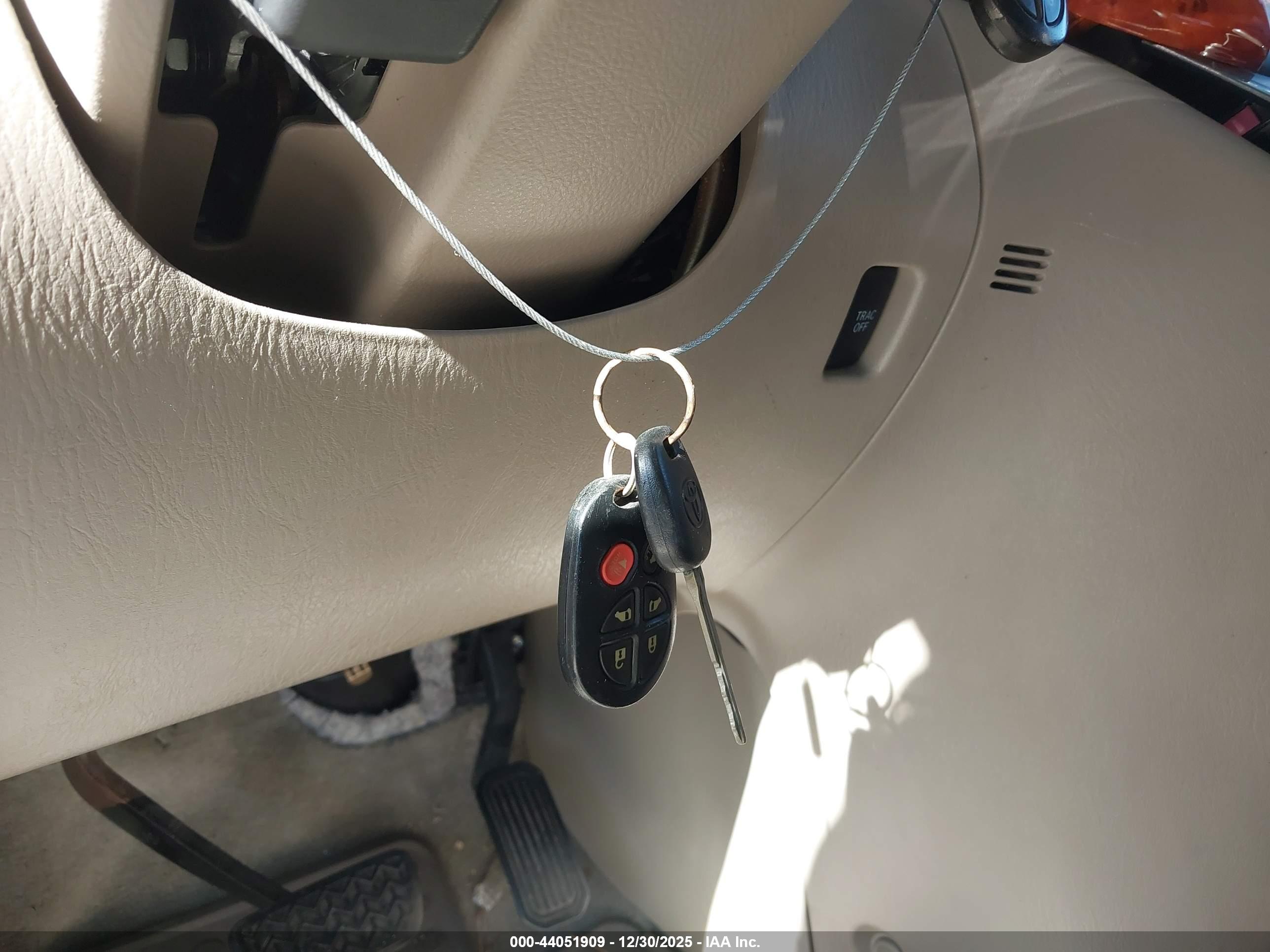 TOYOTA SIENNA image 11
