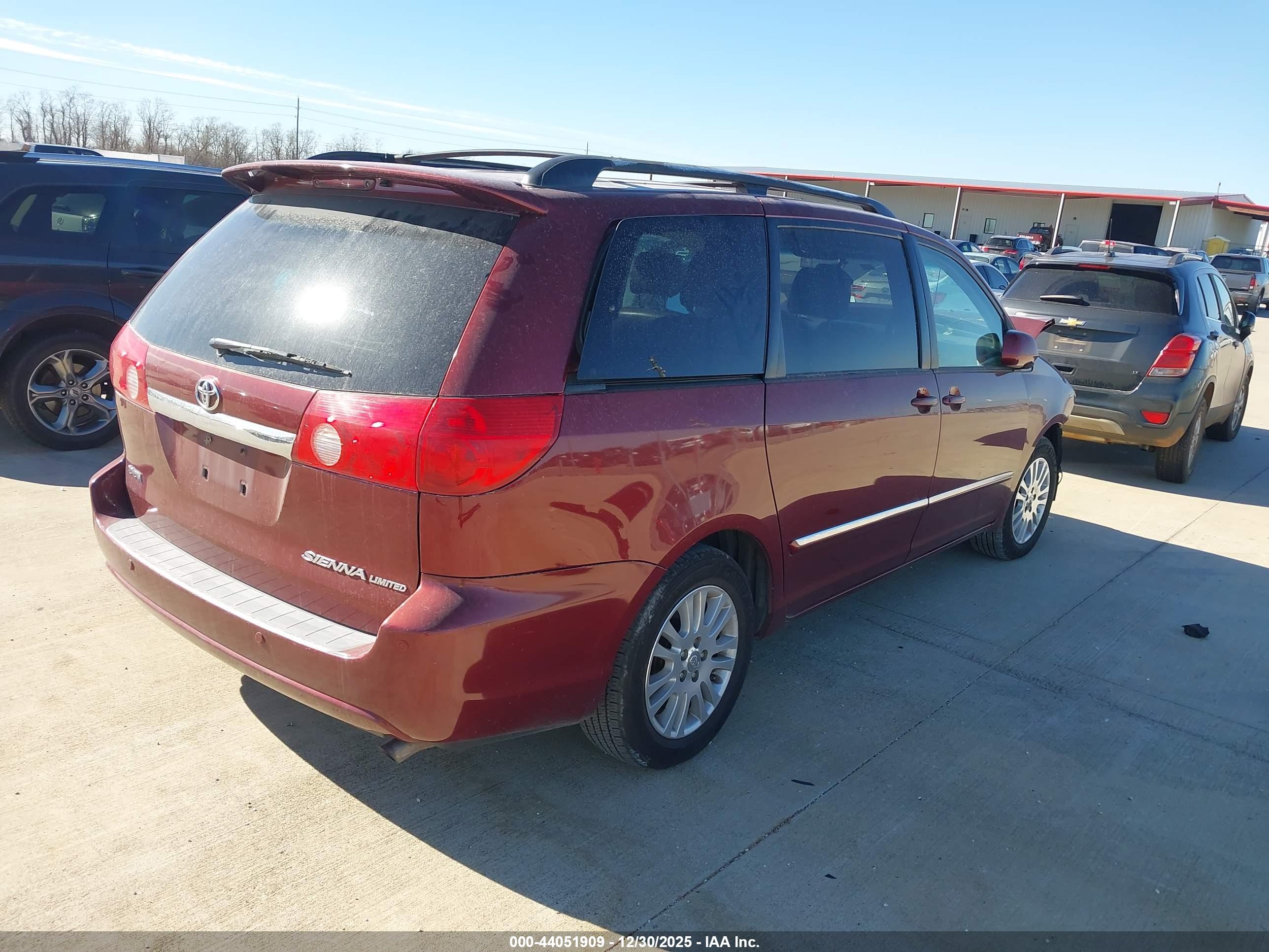 TOYOTA SIENNA image 4
