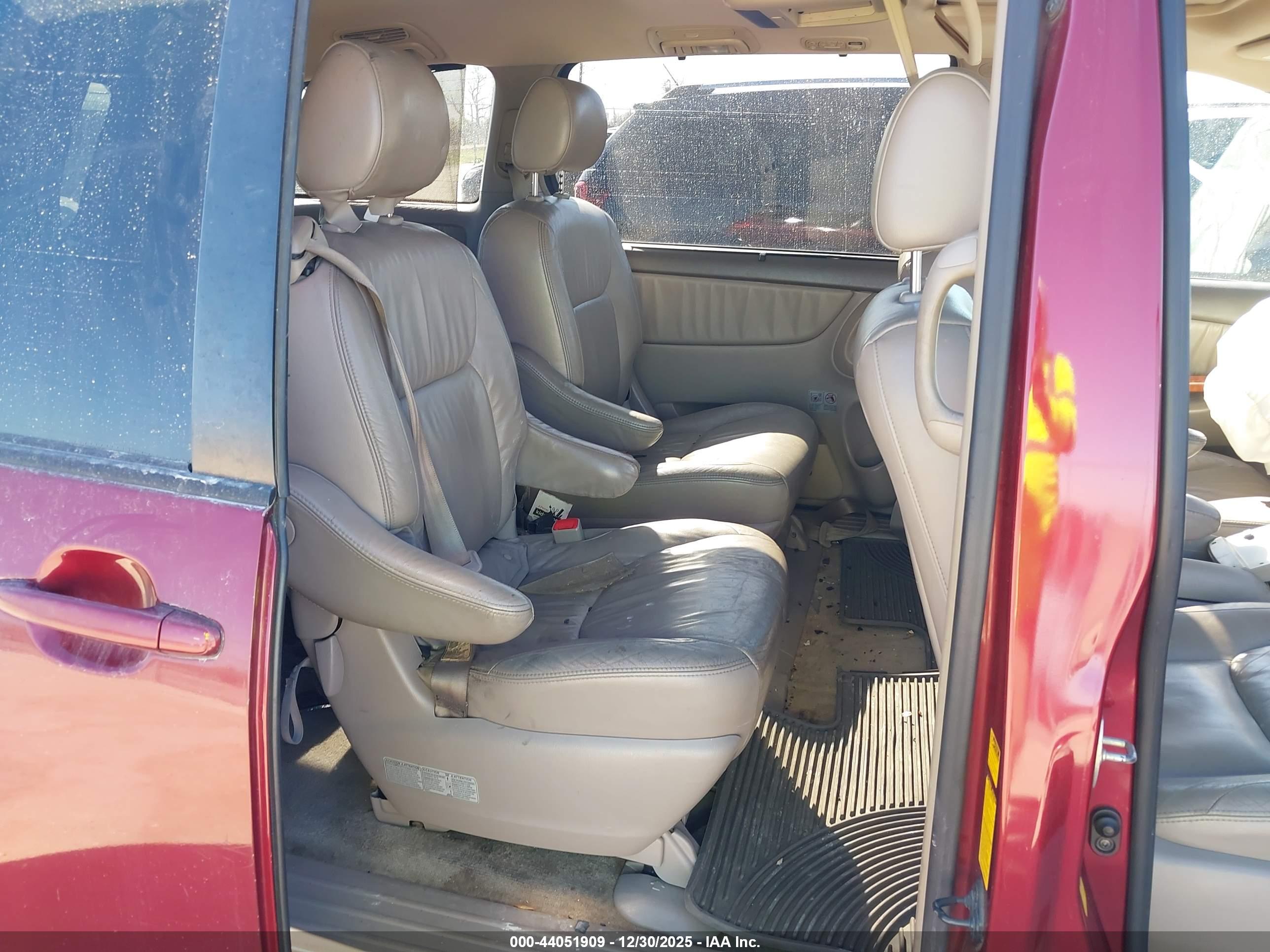 TOYOTA SIENNA image 8