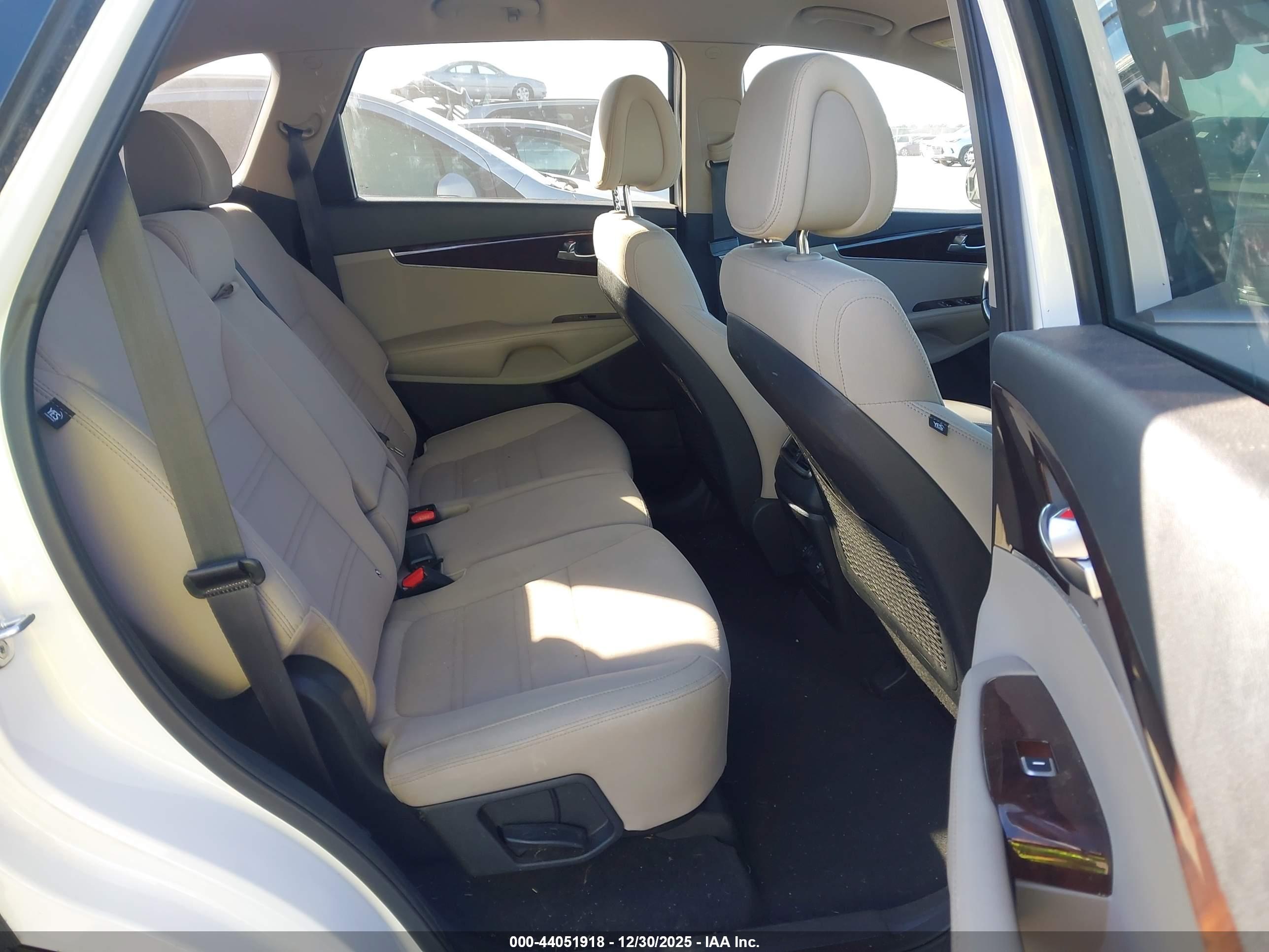 KIA SORENTO image 8