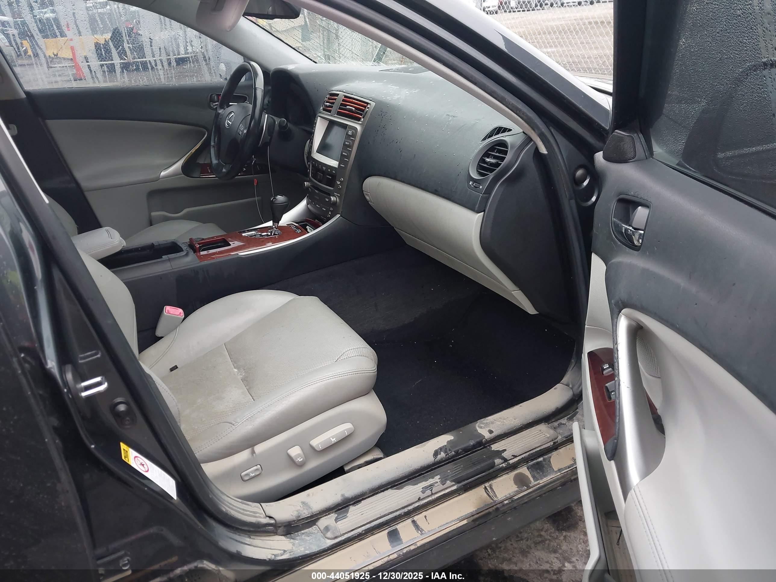 LEXUS IS image 5
