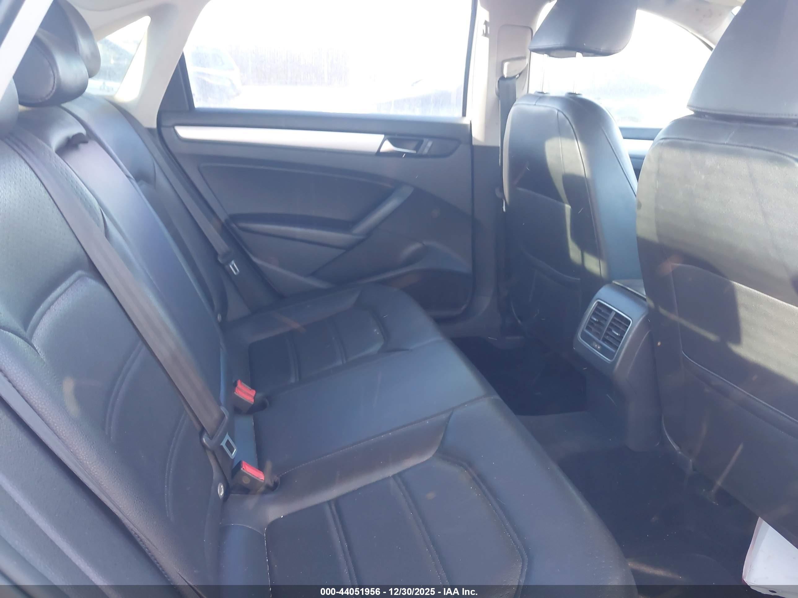 VOLKSWAGEN PASSAT image 8