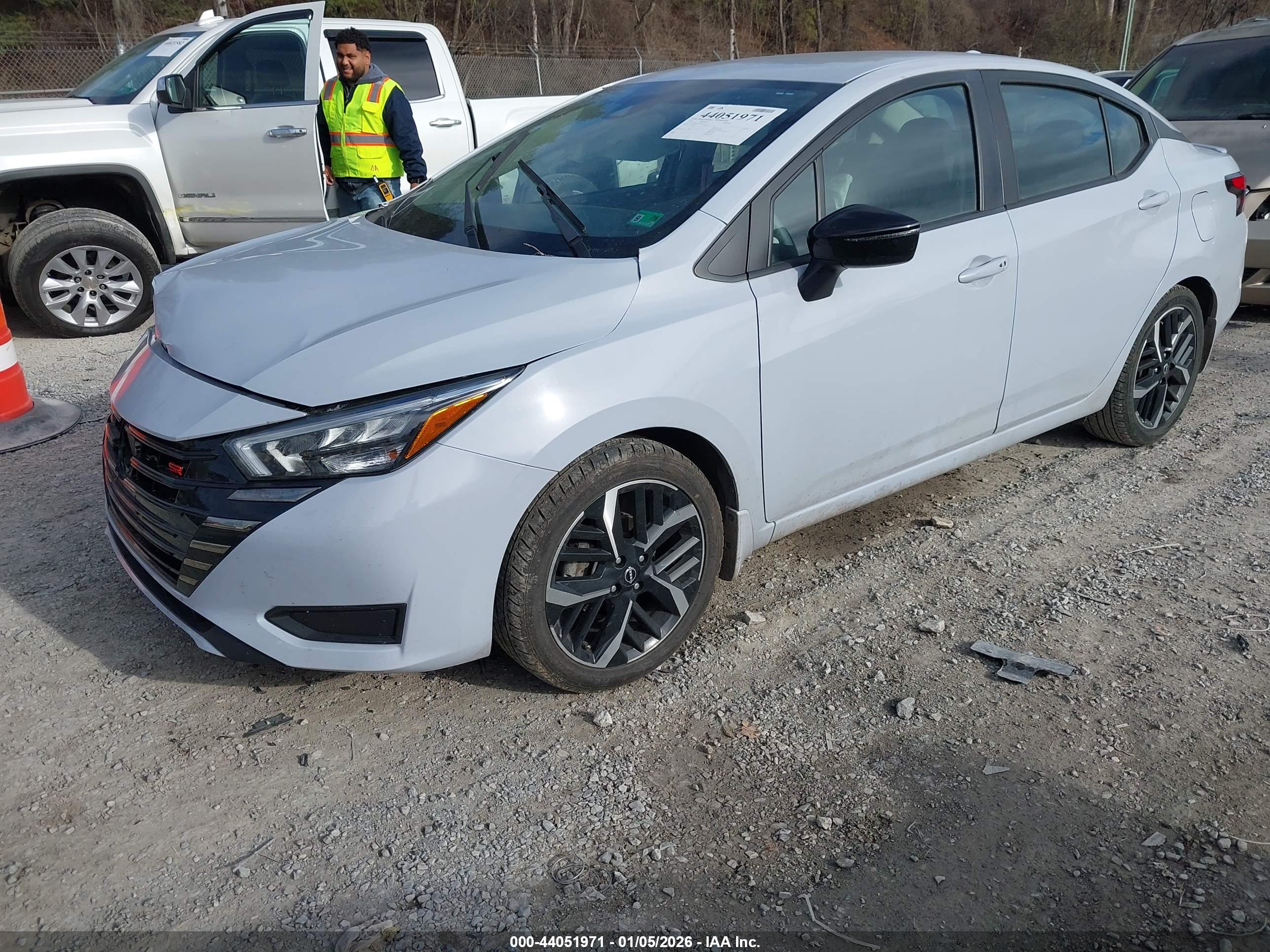 NISSAN VERSA image 2