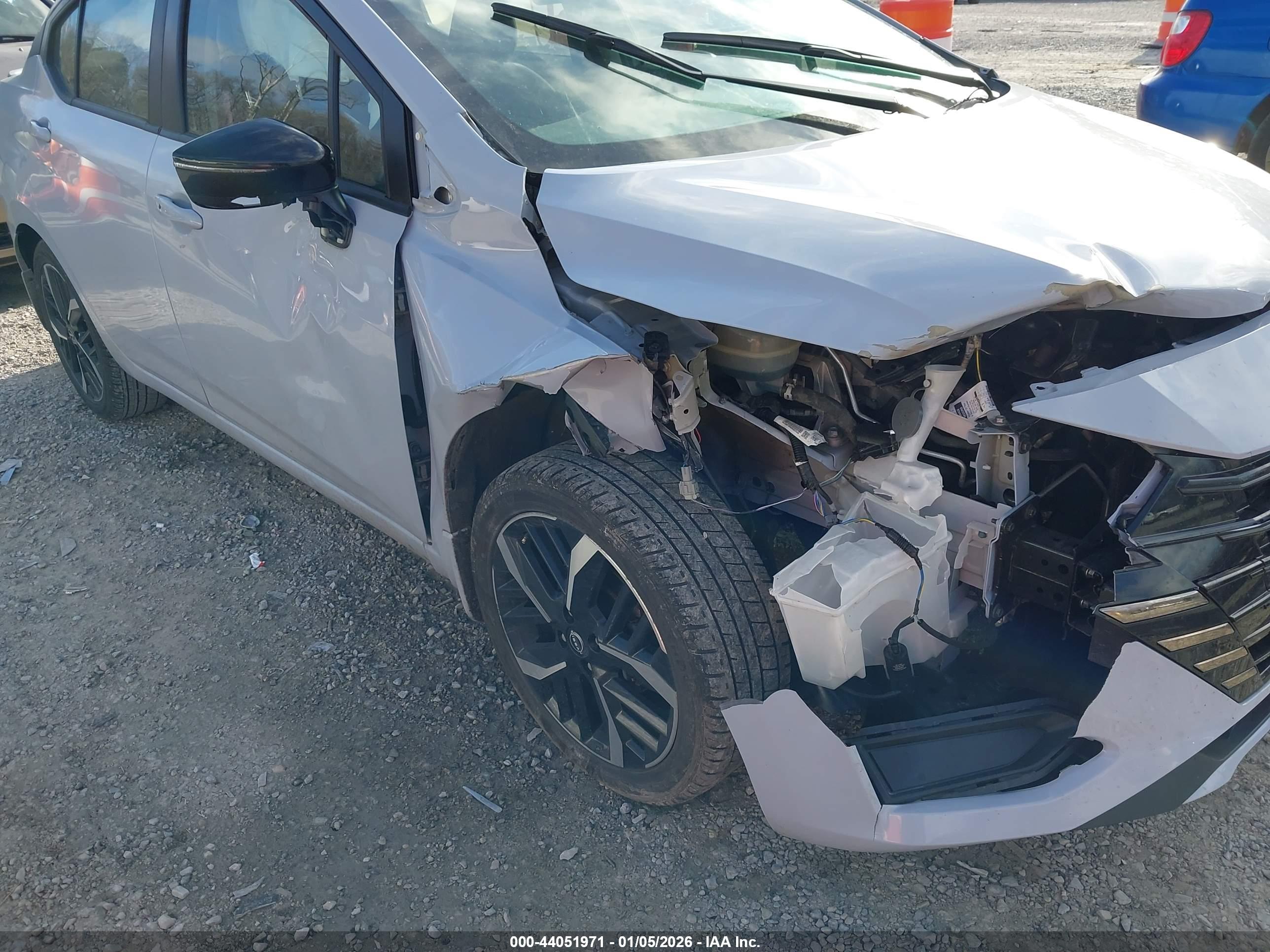 NISSAN VERSA image 6
