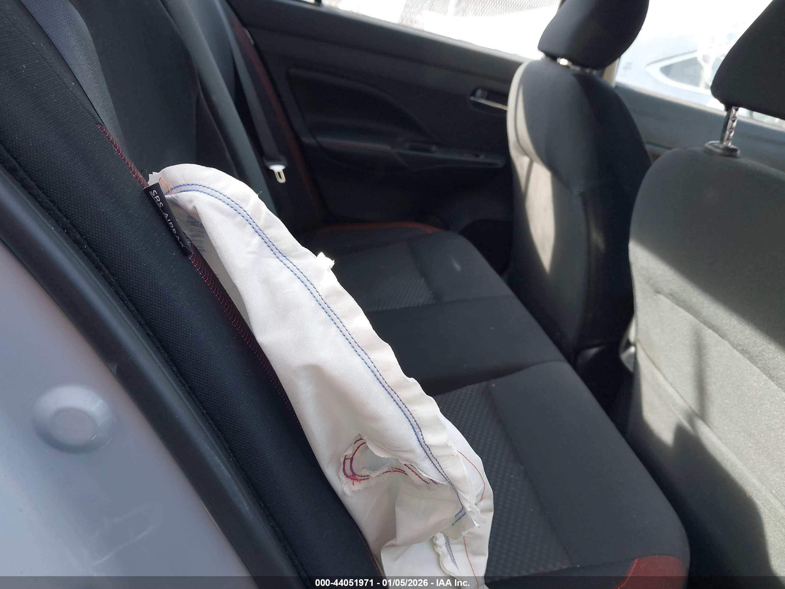 NISSAN VERSA image 8