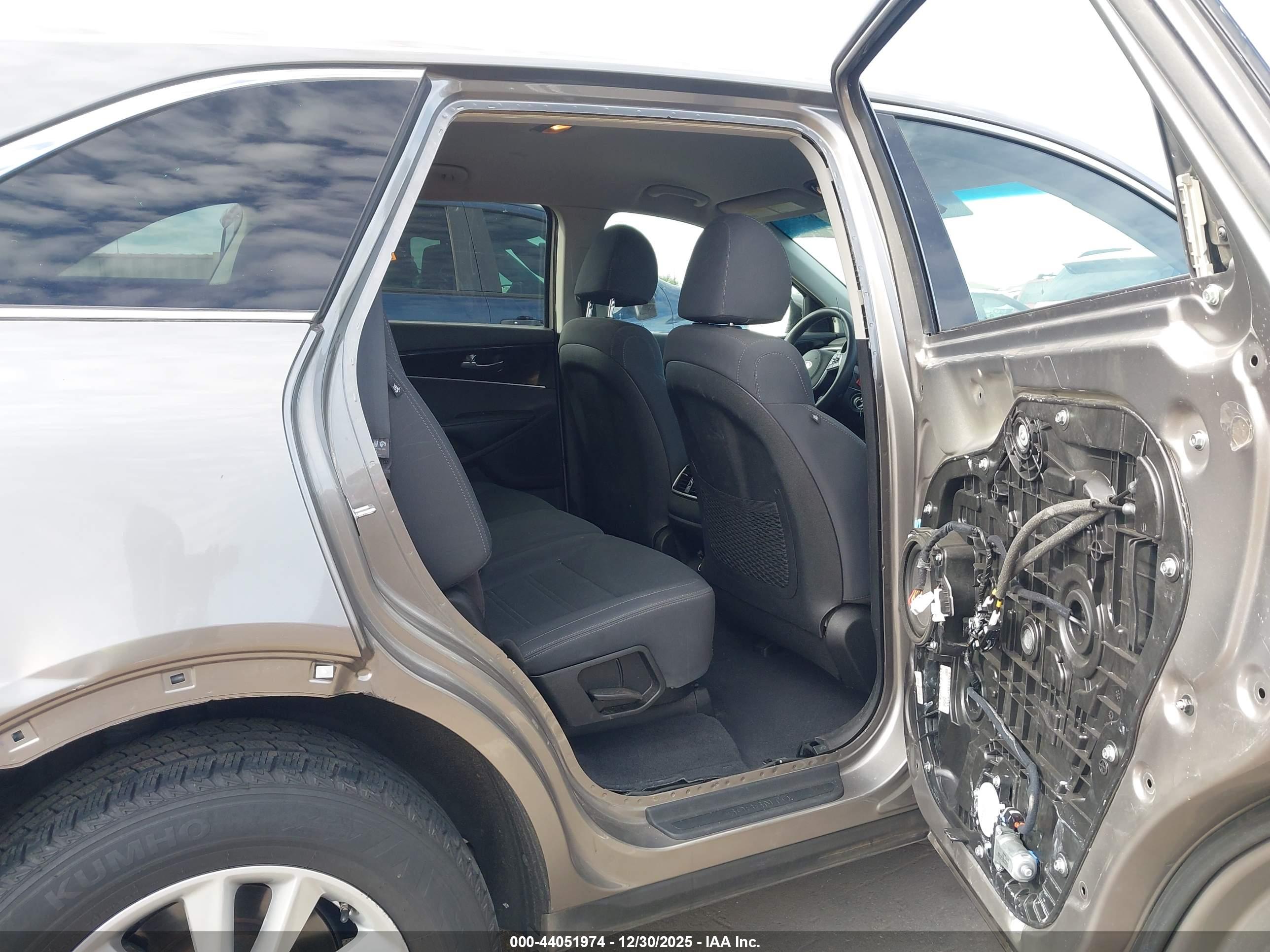 KIA SORENTO image 8