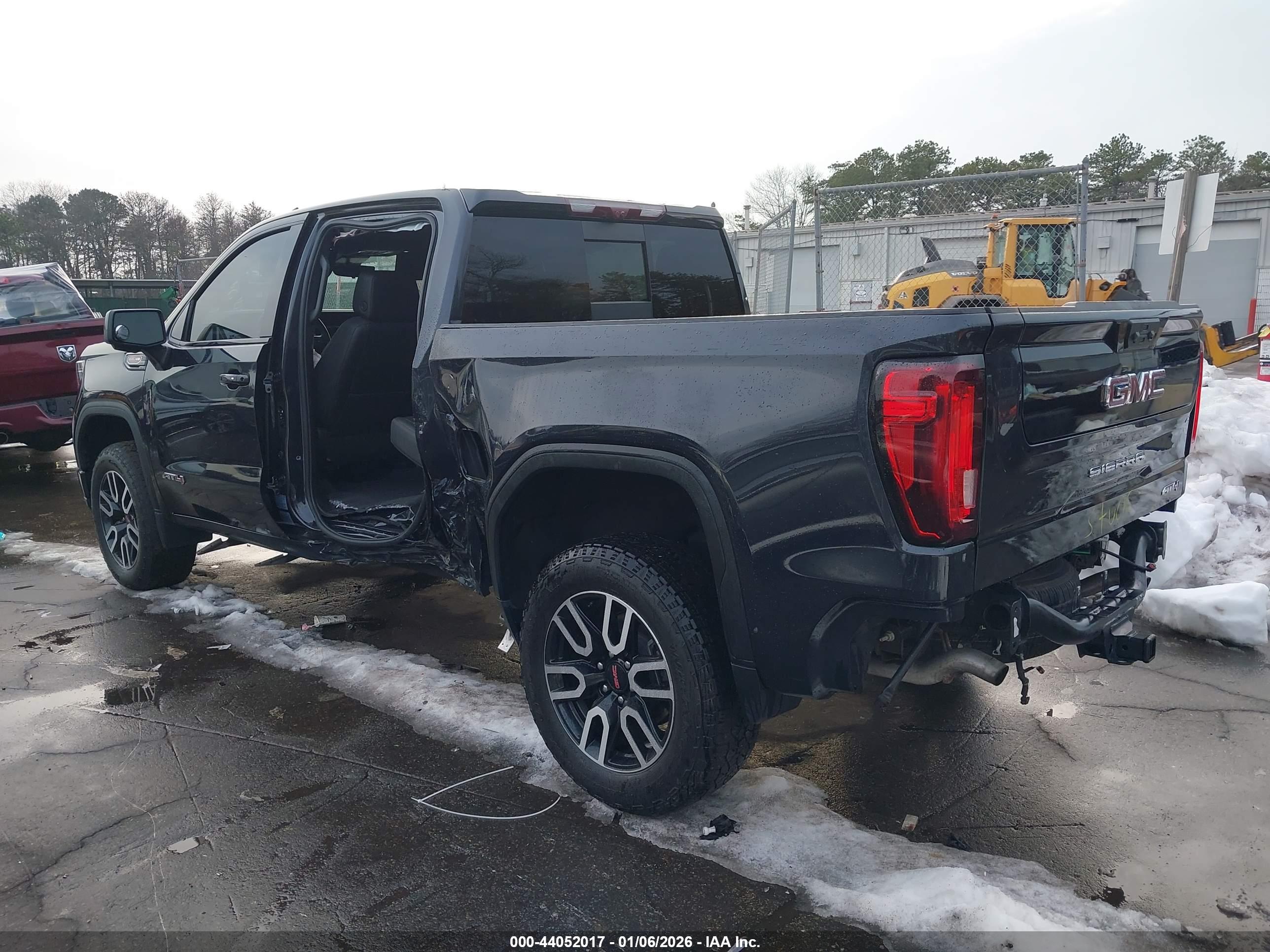 GMC SIERRA image 3