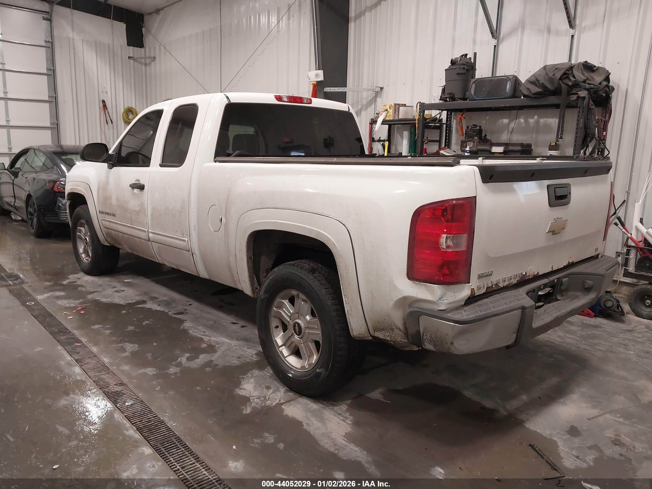 CHEVROLET SILVERADO image 3