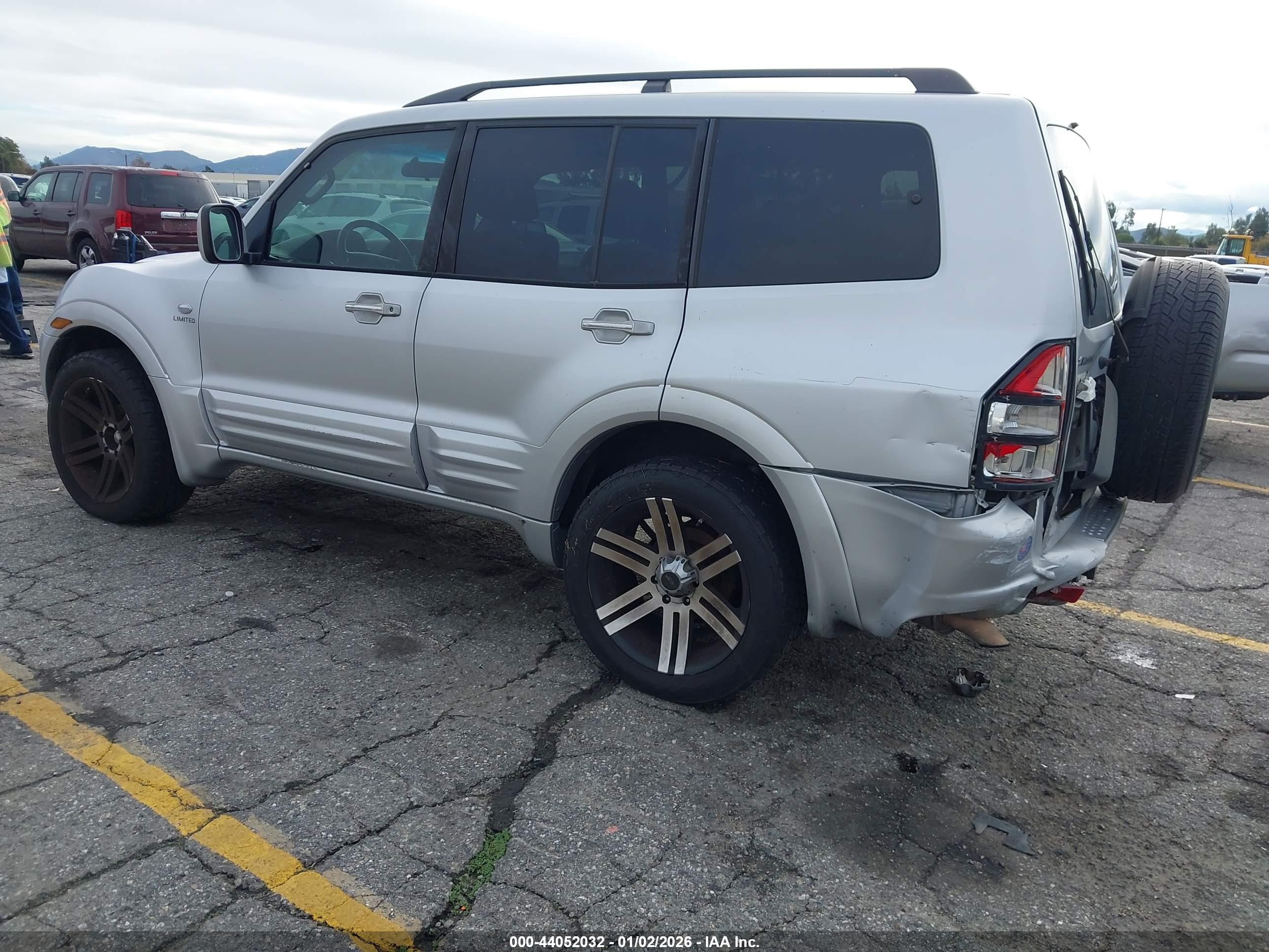 MITSUBISHI MONTERO image 3