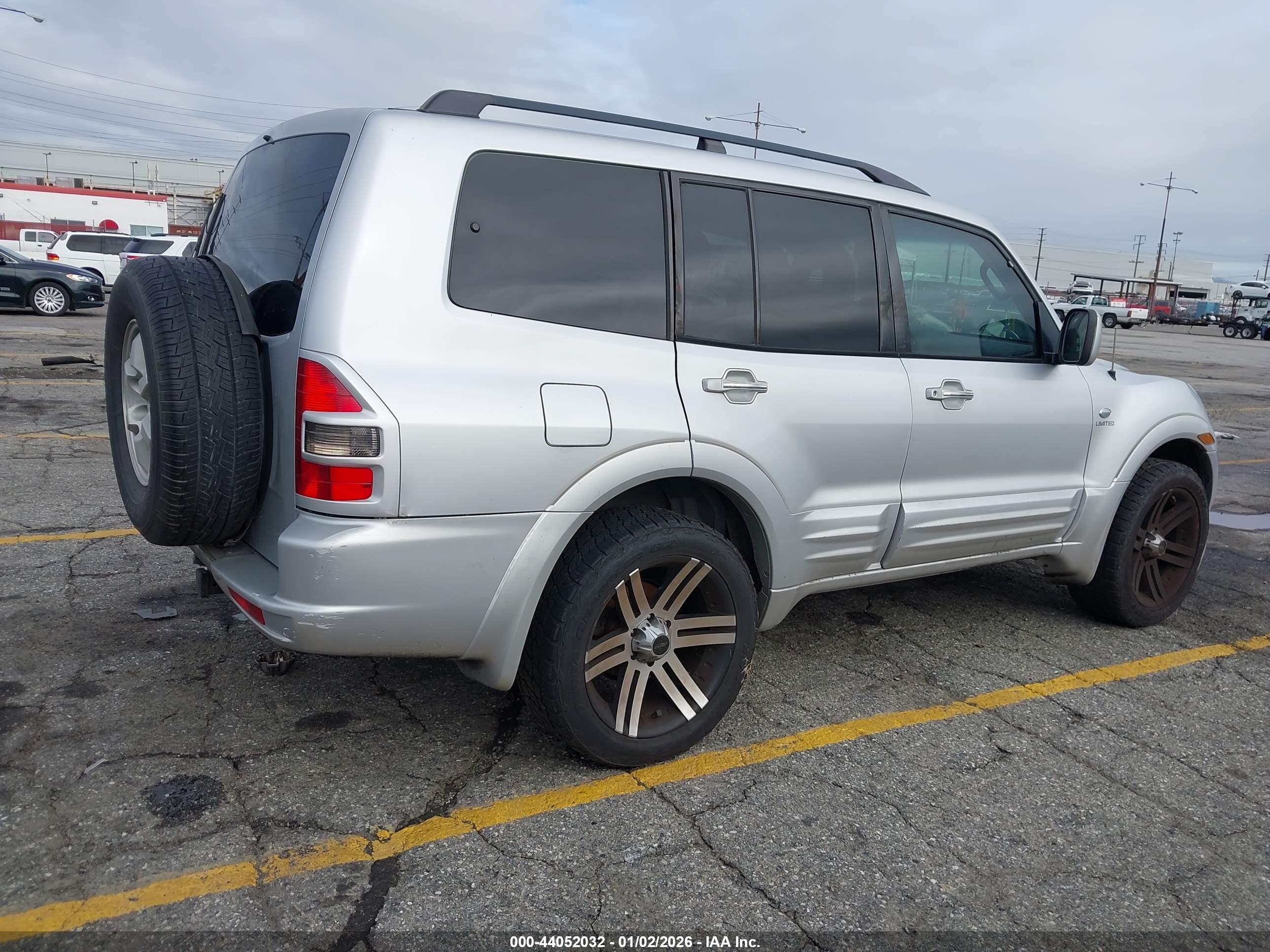 MITSUBISHI MONTERO image 4