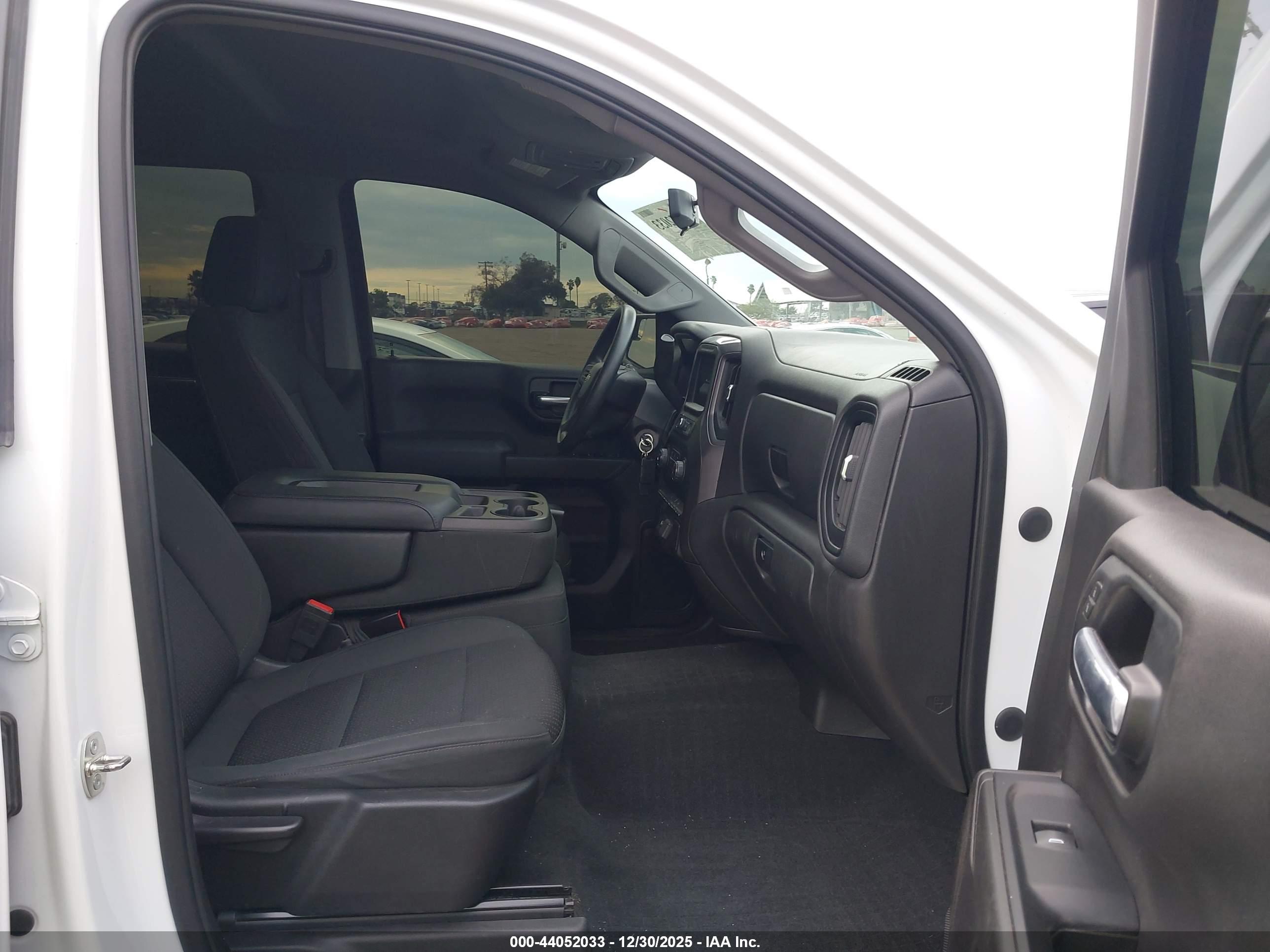 CHEVROLET SILVERADO image 5