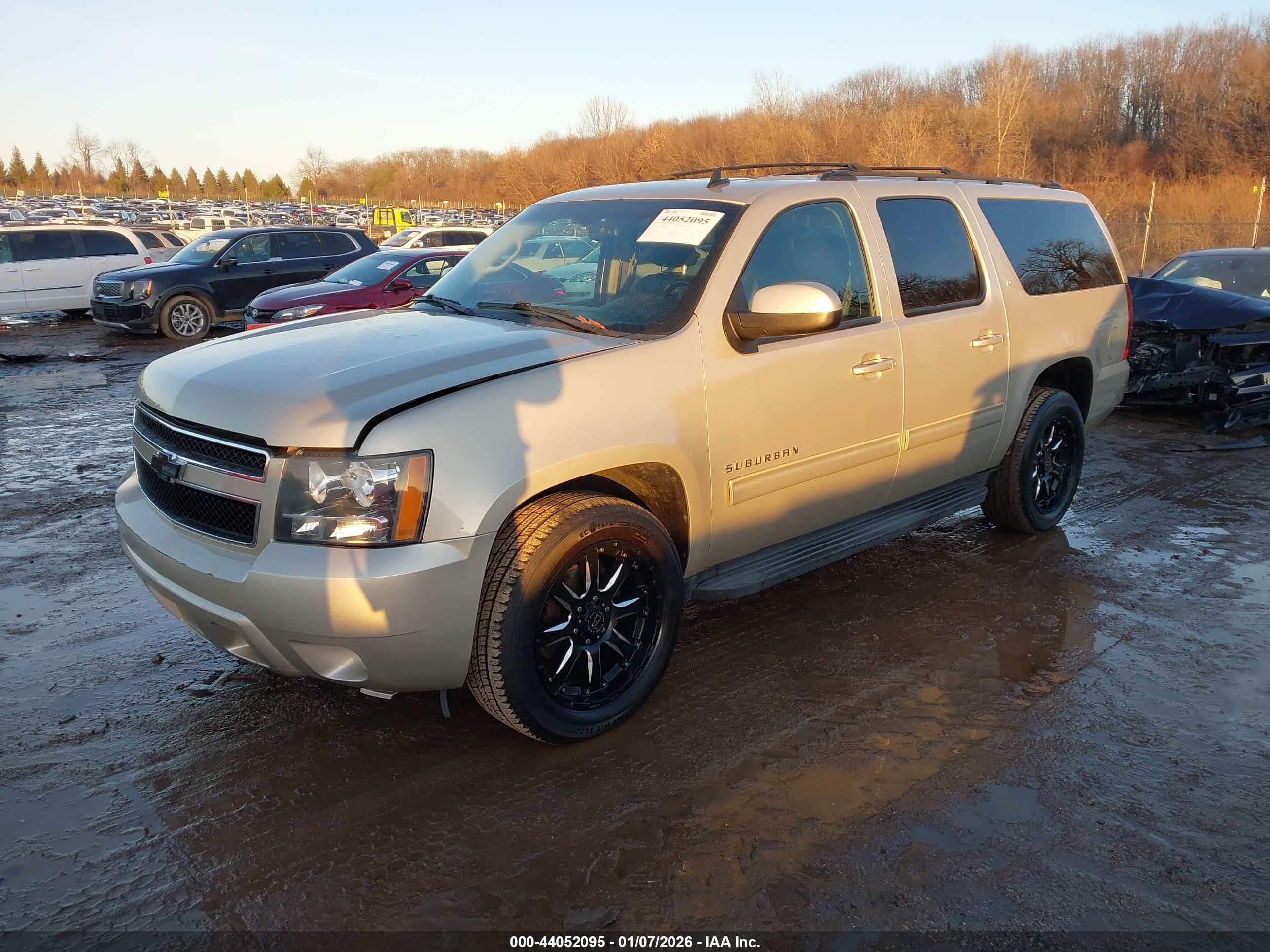 CHEVROLET SUBURBAN image 2