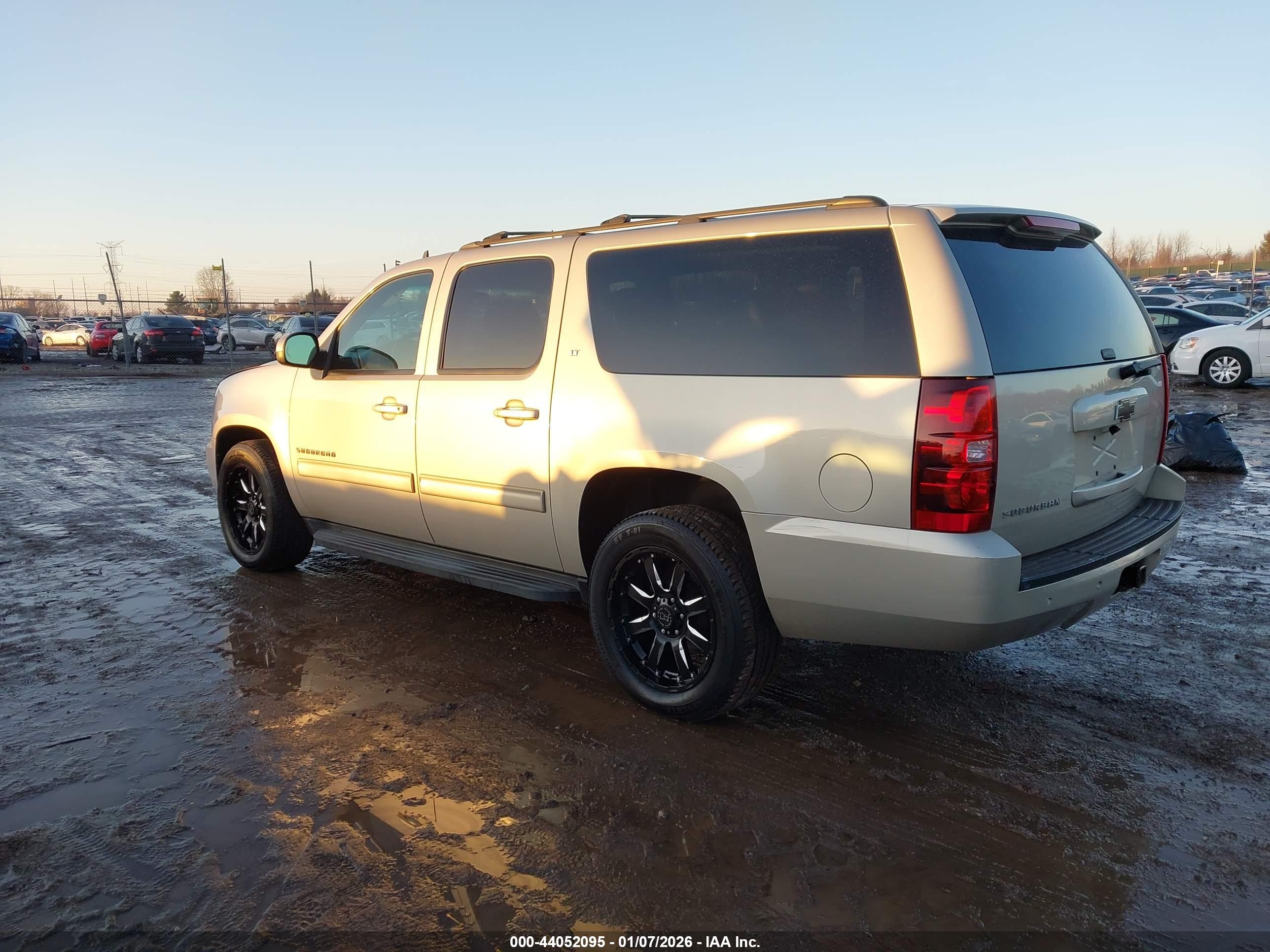 CHEVROLET SUBURBAN image 3