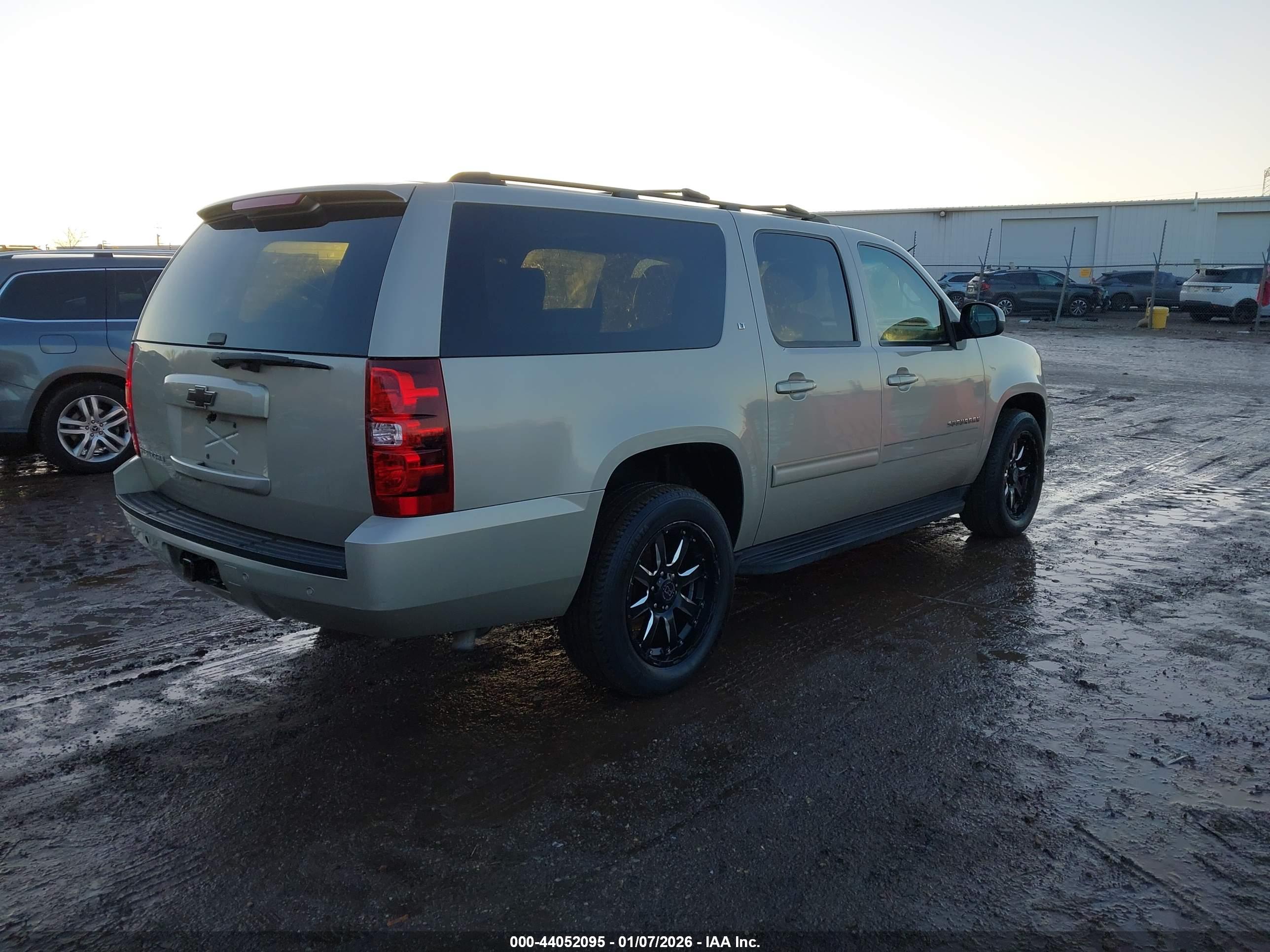 CHEVROLET SUBURBAN image 4