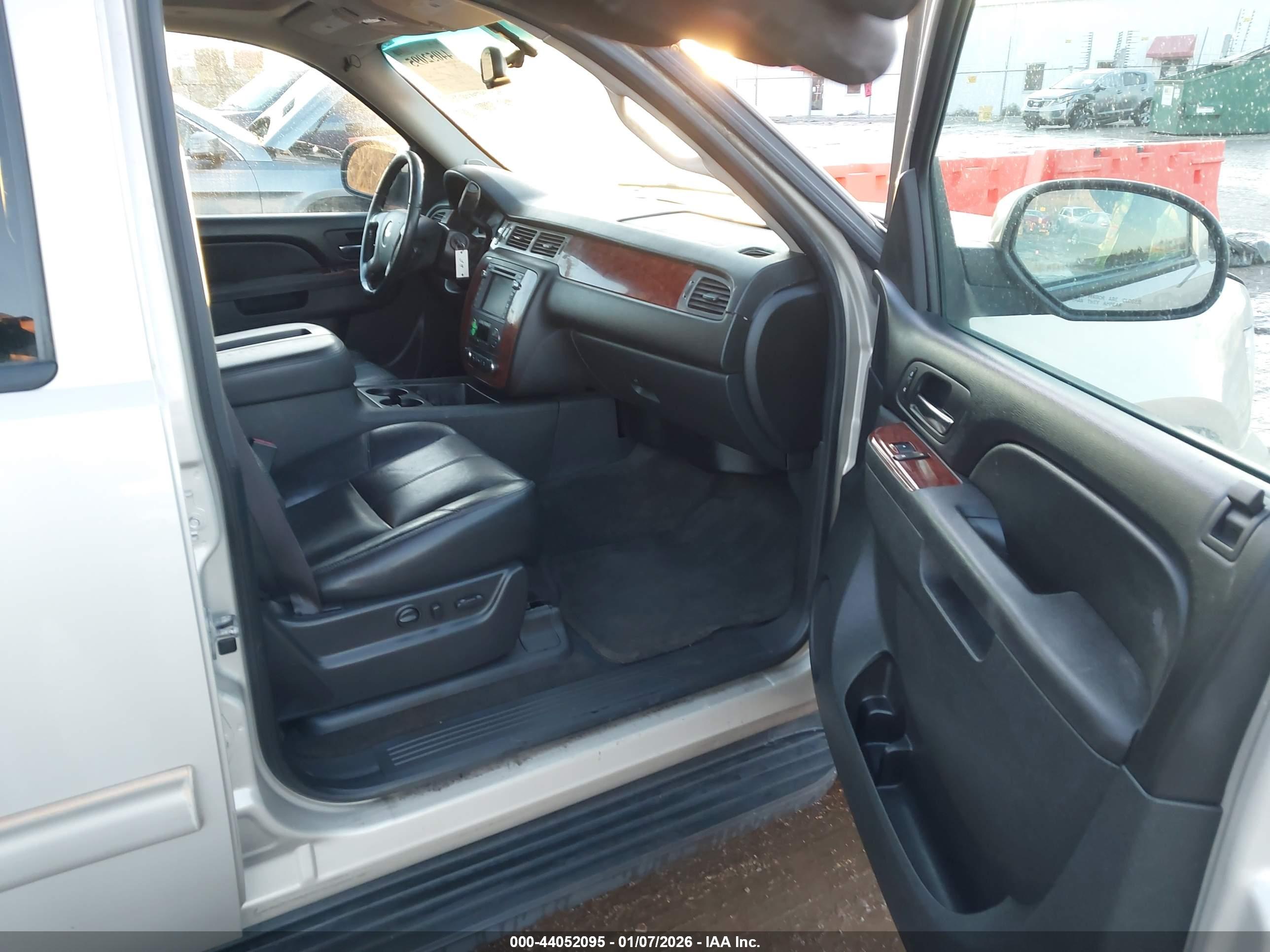 CHEVROLET SUBURBAN image 5