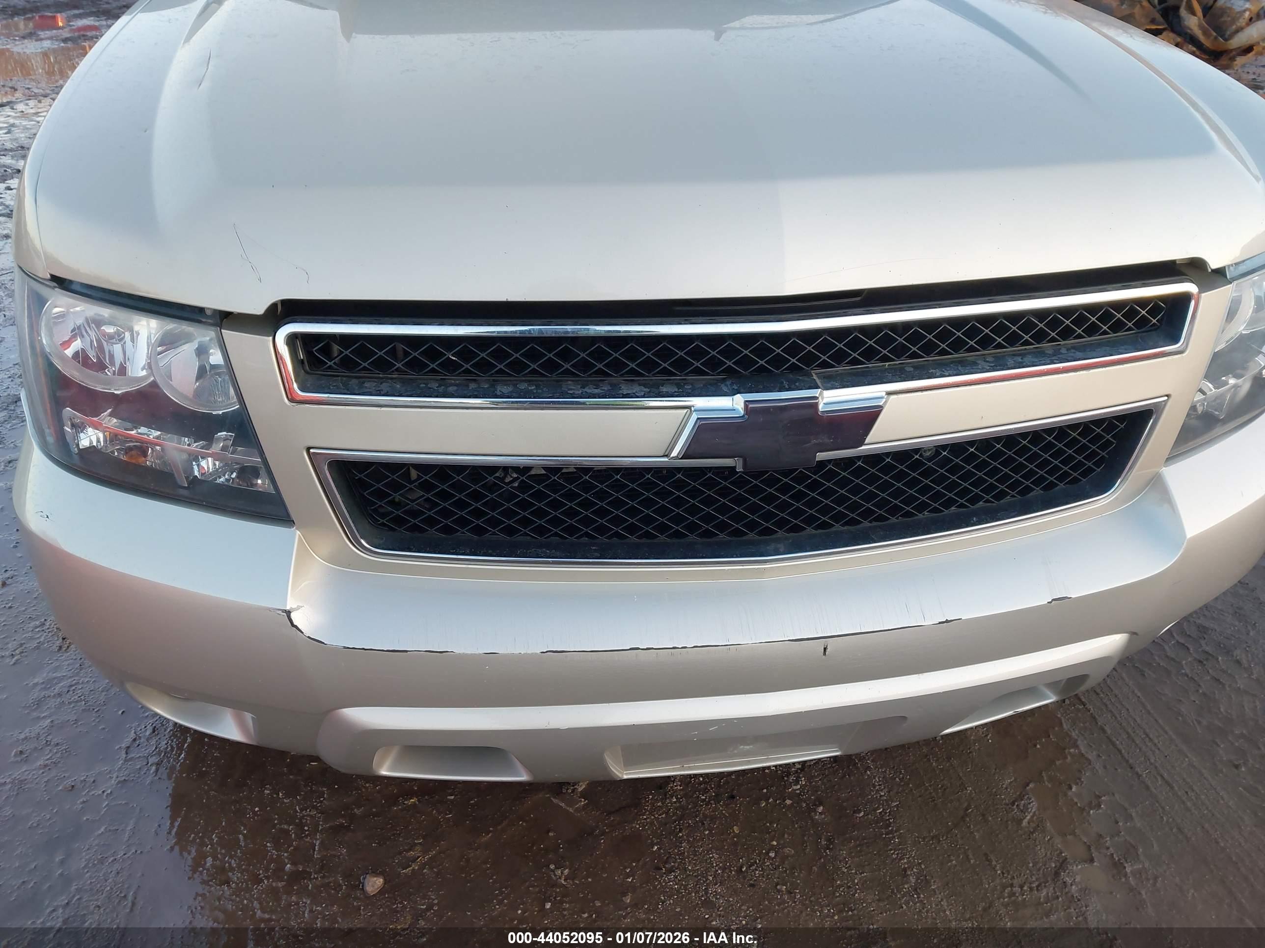 CHEVROLET SUBURBAN image 6