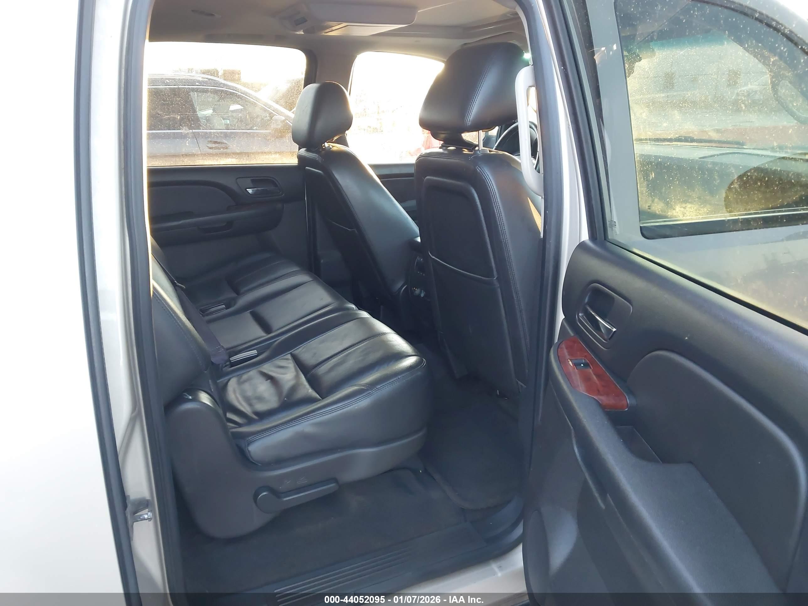CHEVROLET SUBURBAN image 8