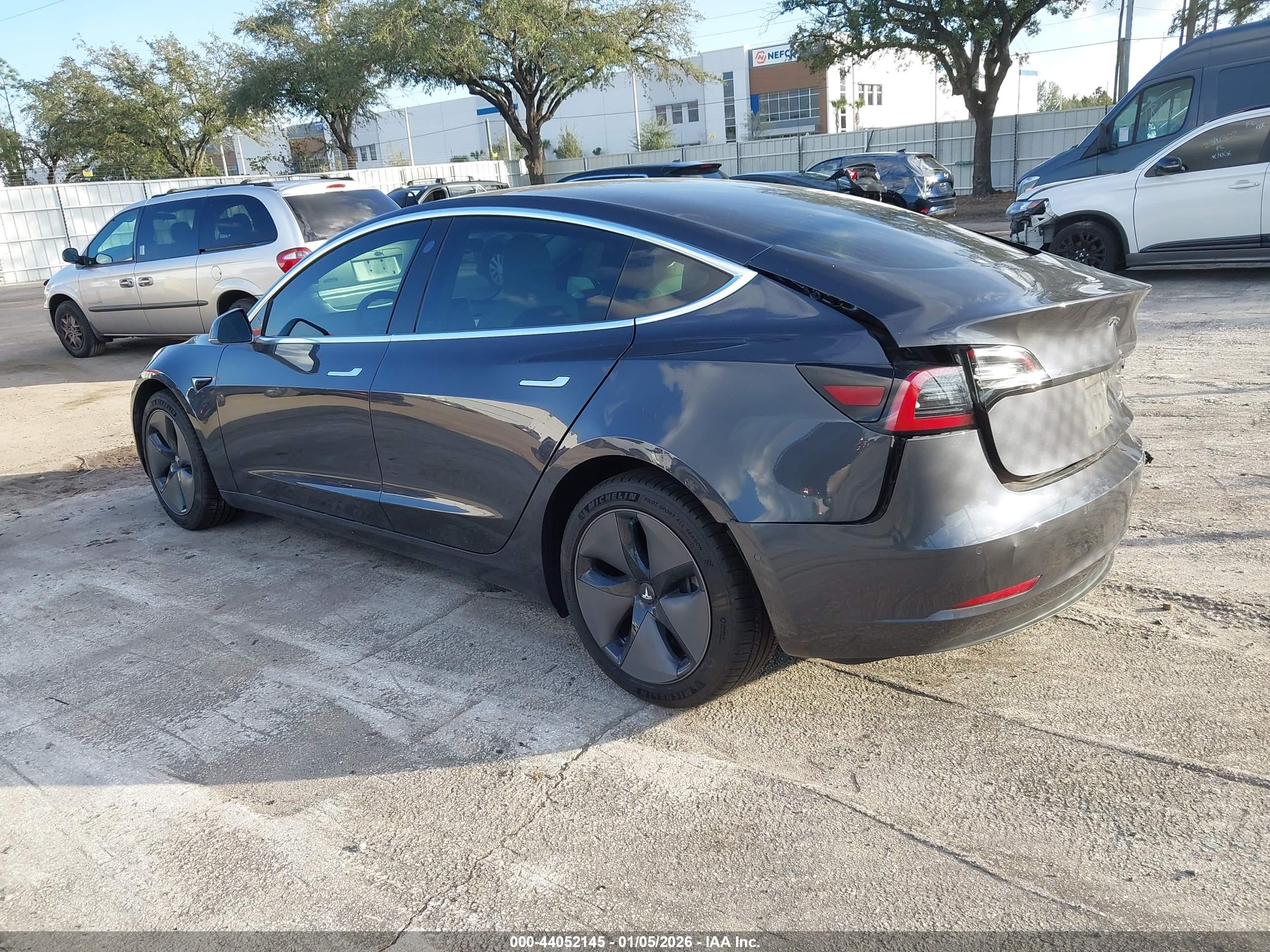 TESLA MODEL image 3